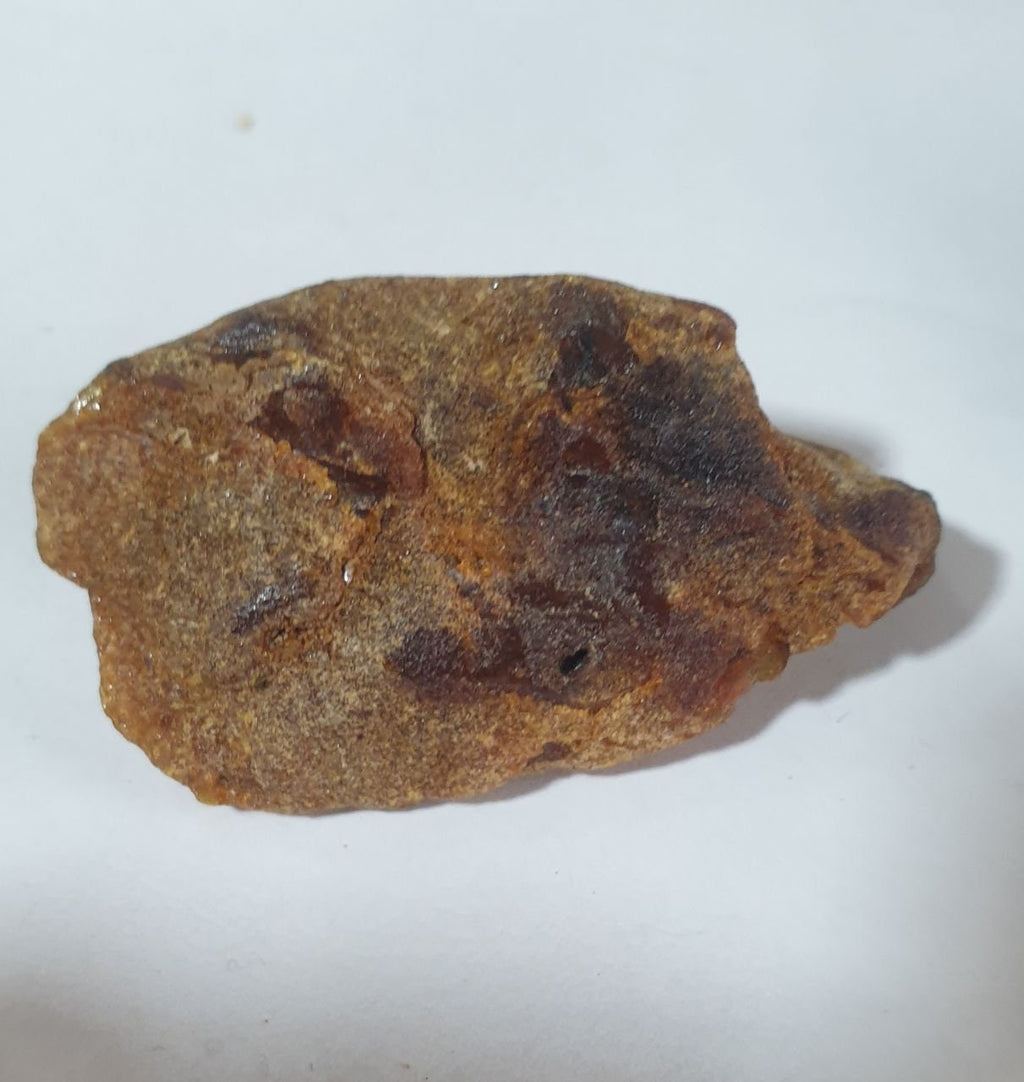 Pendentif en ambre brut de la Baltique, non percé, non poli, semi-poli, 50 x 30 mm. Non percé.