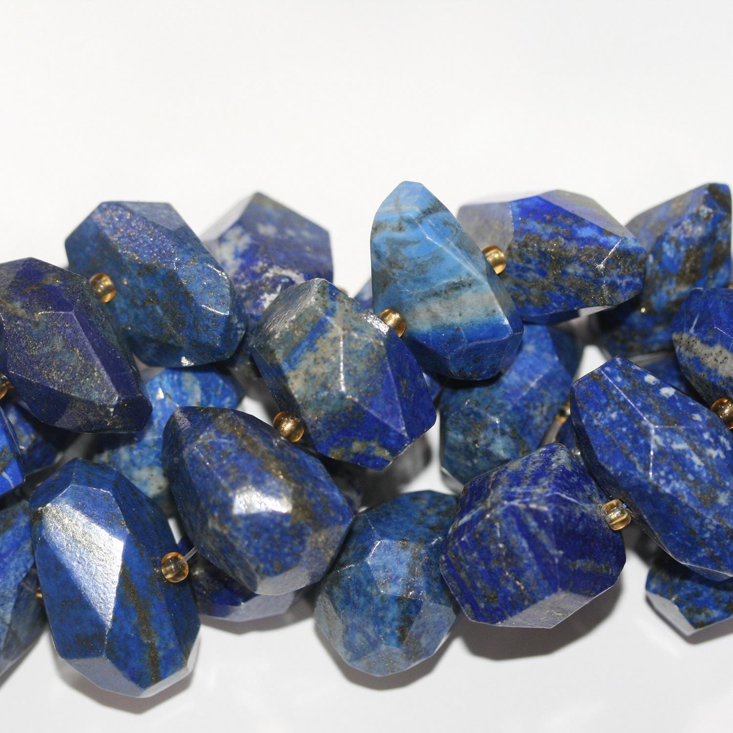 Cuentas facetadas de lapislázuli de 40 cm (30 x 18 mm). Hilo de 40 cm aprox.