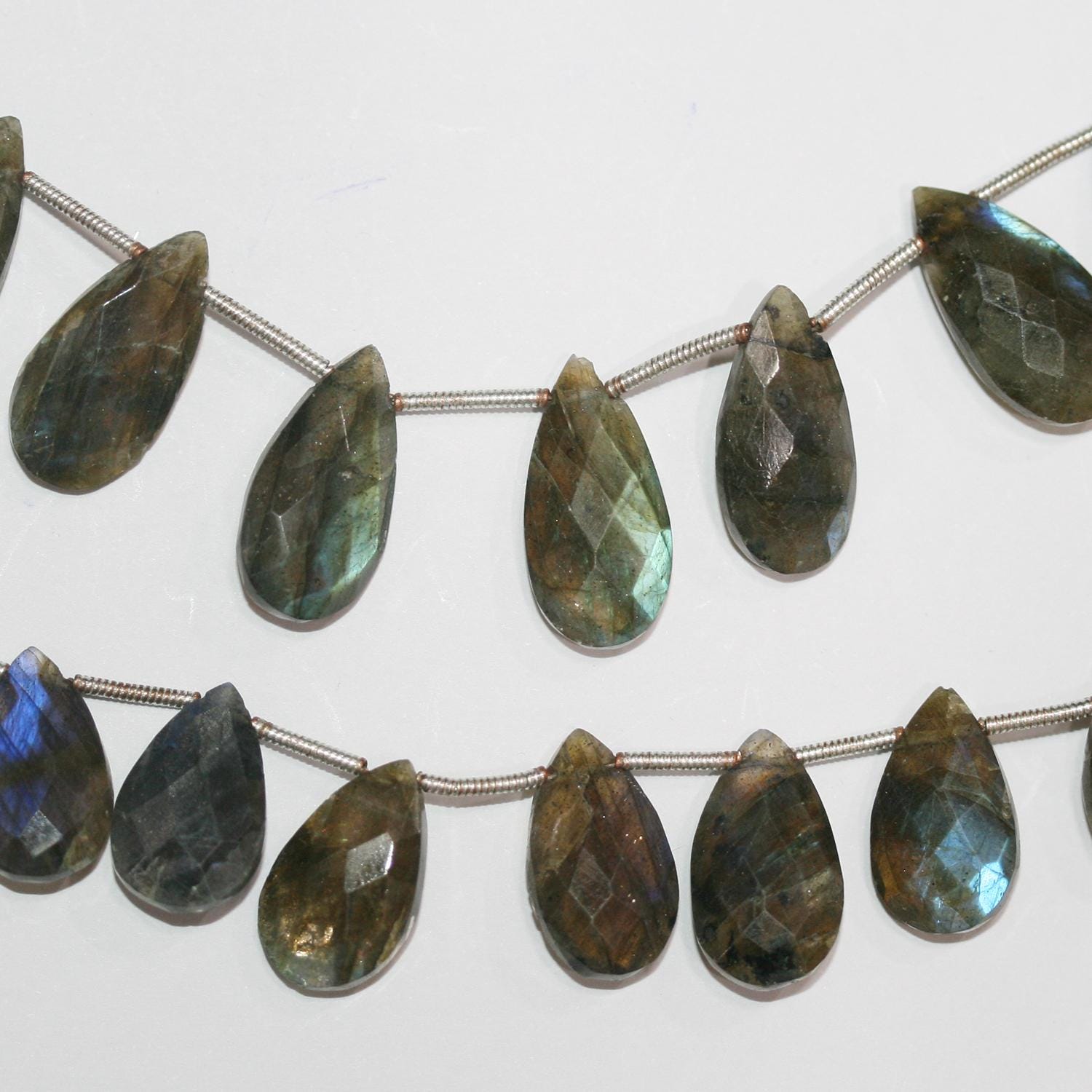 Perles en forme de goutte à facettes de Labradorite de 8 pouces, 17 x 10 mm environ. Longueur du fil : 20 cm.