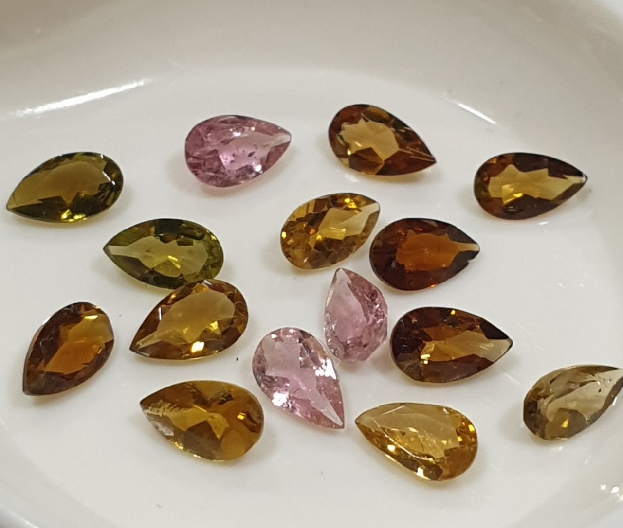 Lot de tourmalines multicolores facettées en forme de goutte (3 x 5 mm) - Tourmaline rose et verte pétrolée - Pierres précieuses en vrac - Prix de gros - Gemmes naturelles