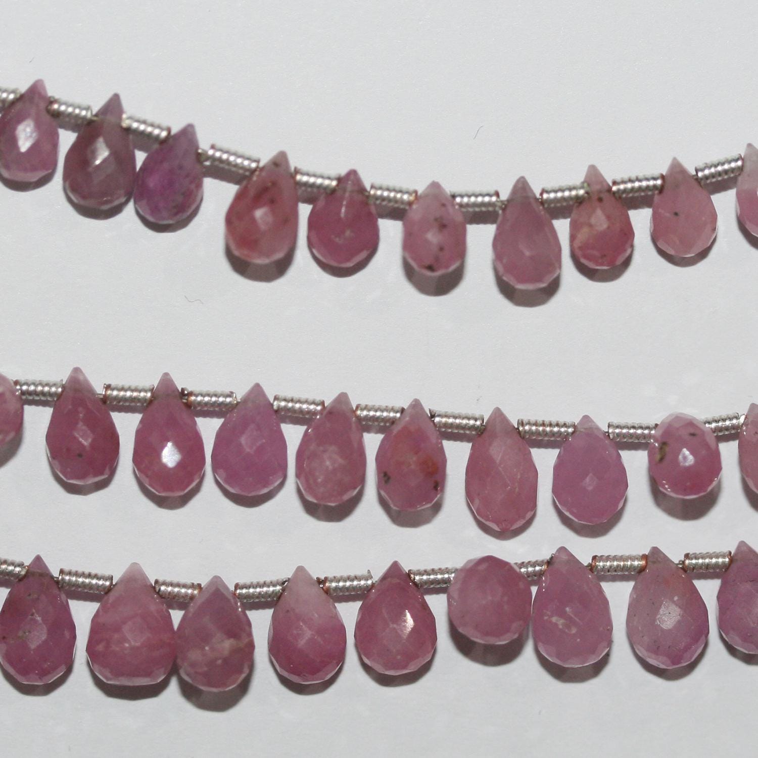 Perles en saphir rose facetté en forme de goutte, 8 pouces, 7 x 5 mm. Longueur du fil : environ 21 cm.