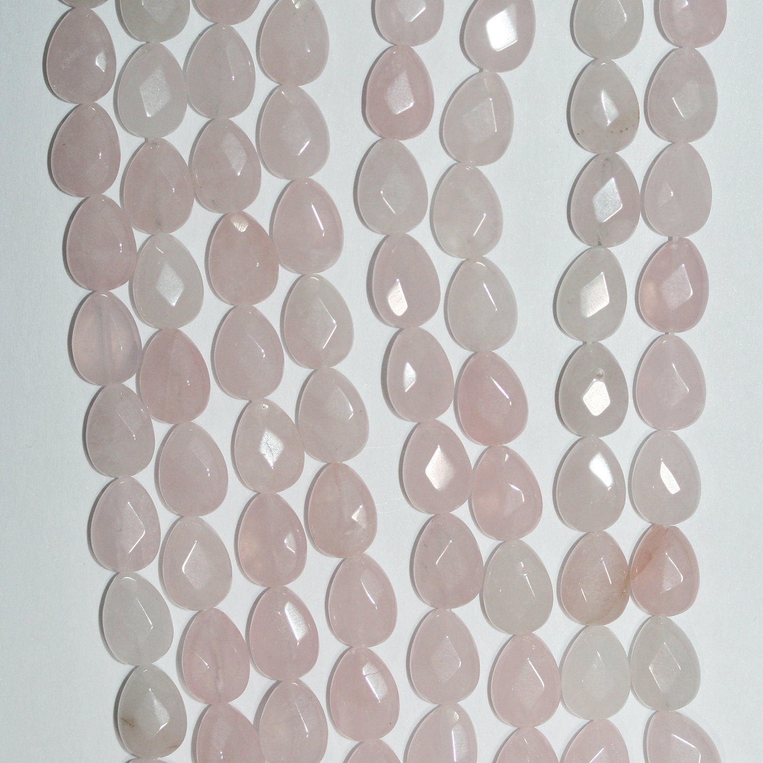 Cuentas de cuarzo rosa facetadas de 7" x 11 x 8 mm - Hilo de 19 cm.