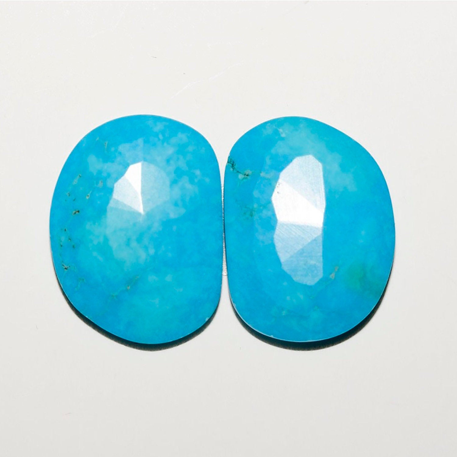 Lote de 2 cabujones ovalados facetados de howlita azul de 22 x 16 mm (2 unidades)