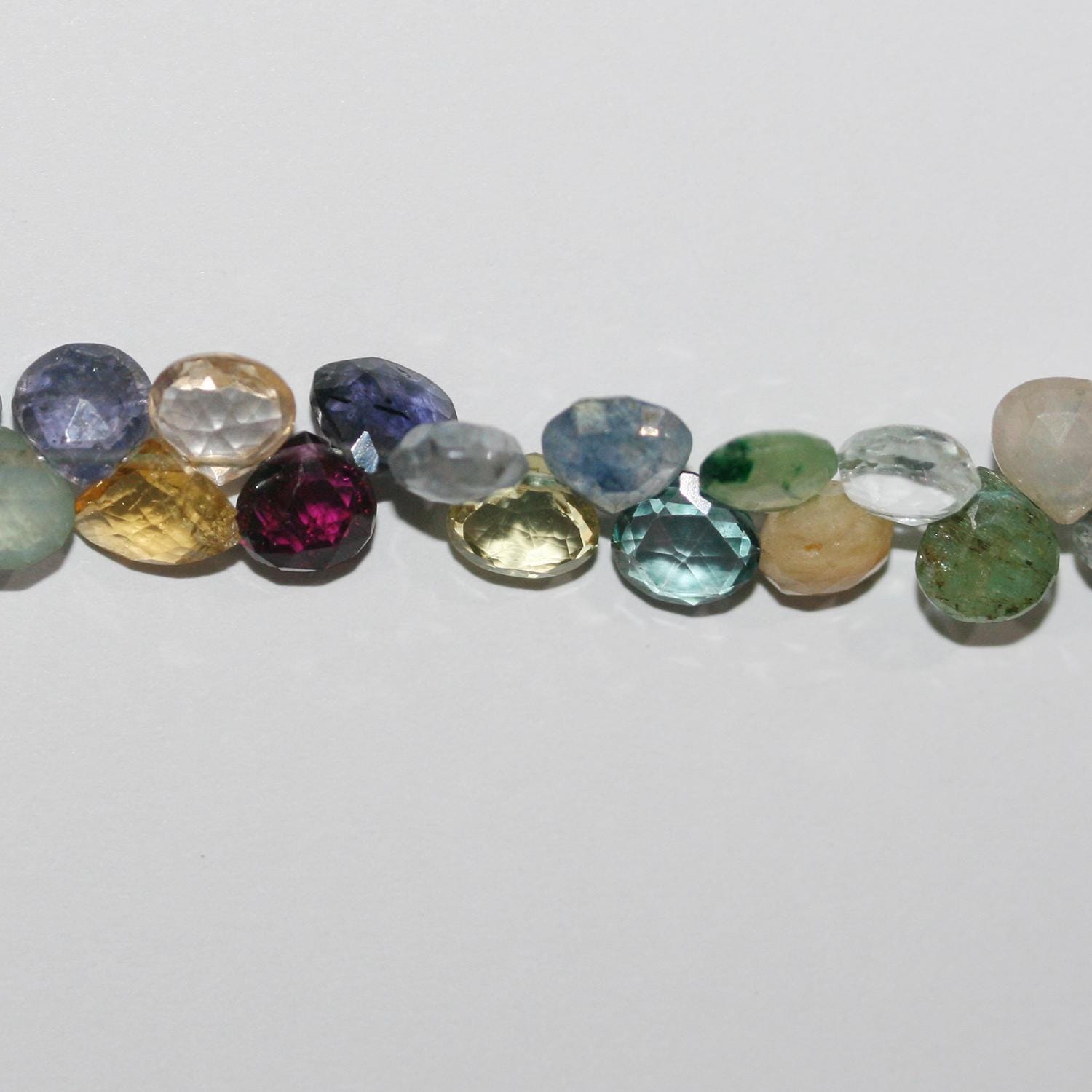 Perles en forme de goutte à facettes en pierre multiple de 8 pouces, 5-6 mm environ - Longueur du fil : 21 cm.