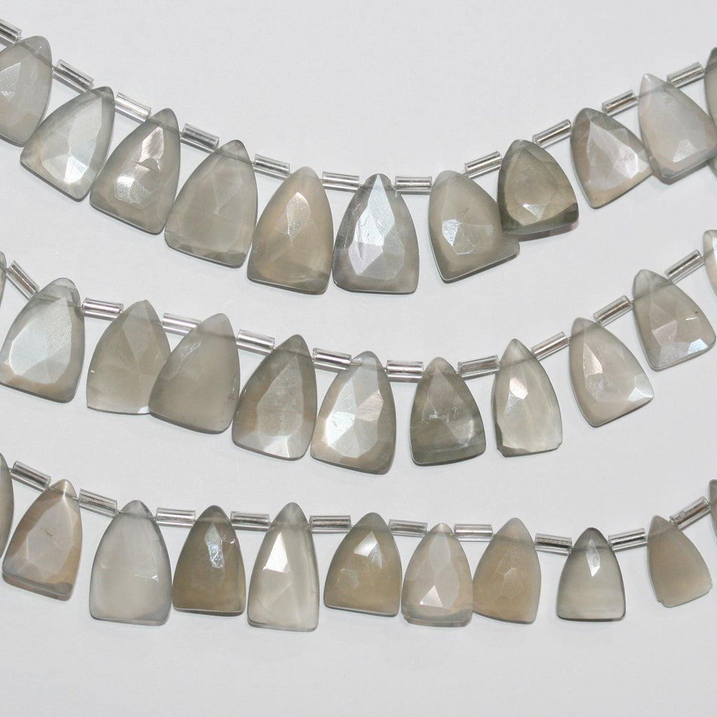 Cuentas de punta de lanza facetadas de piedra lunar gris St. de 8", 12 x 9 mm, aprox. - Hilo de 21 cm.