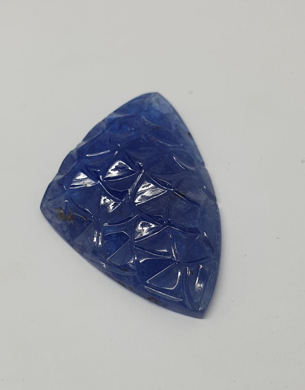 Grande taille unique sculptée dans un cabochon de tanzanite naturelle, 39 x 24,6 mm, 42 carats - Sculpture sur pierre précieuse