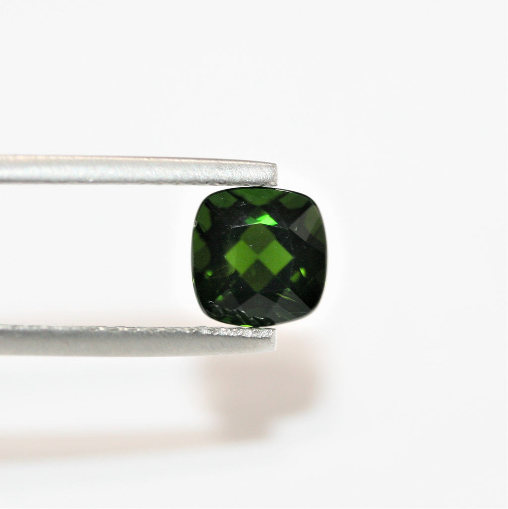 Lote de 2 cuadrados facetados de diópsido cromado de 7 mm.