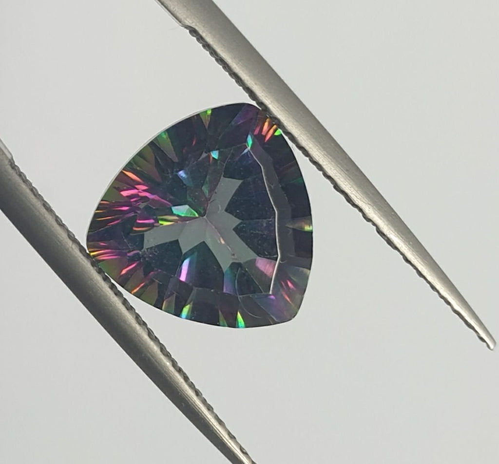 Lote de 4 cuarzos místicos facetados de 10 mm. Corte láser. Talla milenaria. Precio al por mayor. Color único.