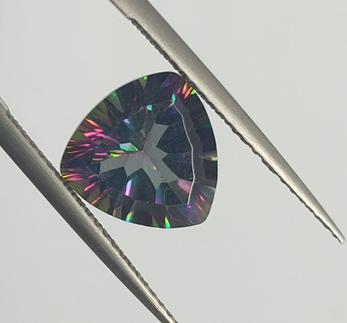 Lote de 4 cuarzos místicos facetados de 10 mm. Corte láser. Talla milenaria. Precio al por mayor. Color único.