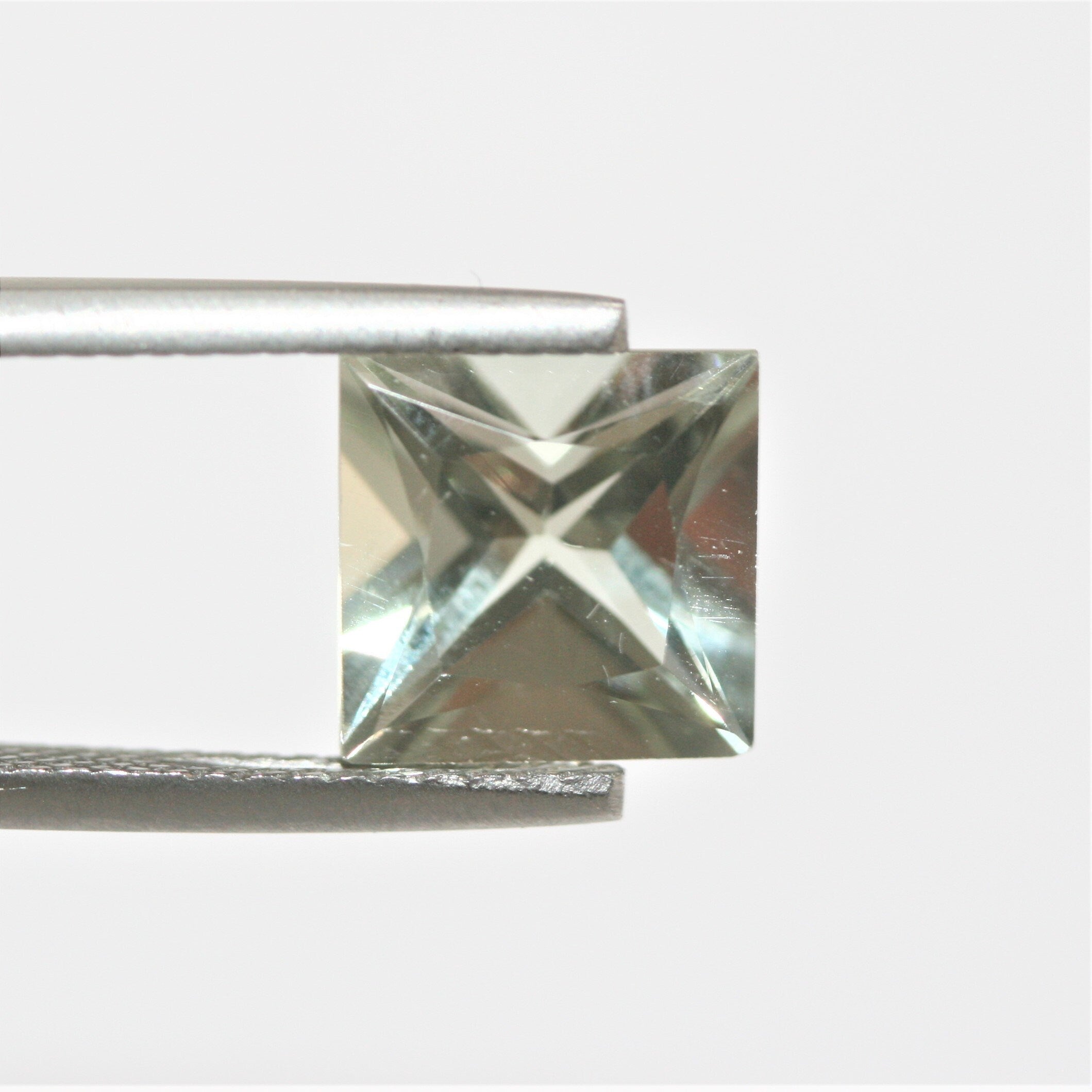 Lot de 4 pierres carrées à facettes de prasiolite de 9 mm.