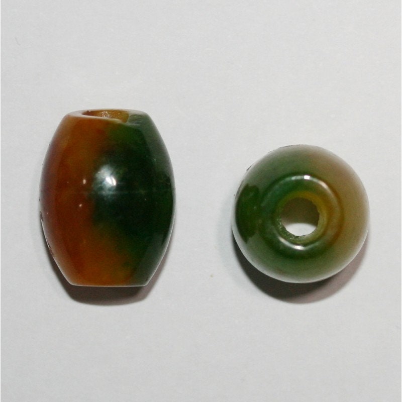 Pendentif en jade multicolore en forme de tonneau, 16 x 13 mm. Trou percé de 4,5 mm.