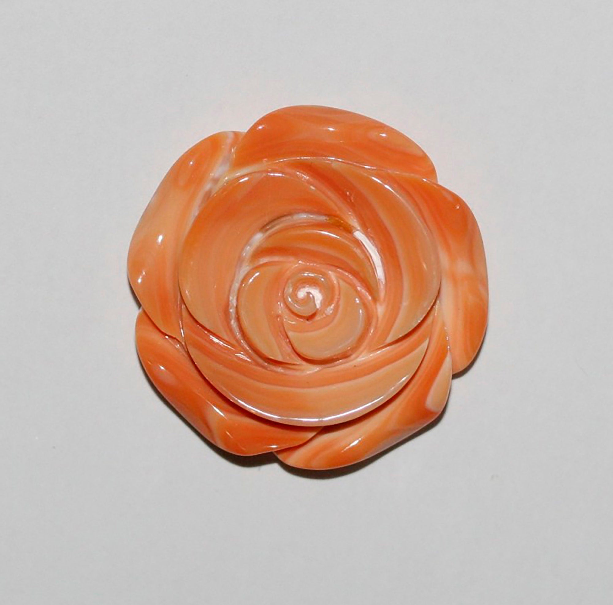Pendentif feuille de coquillage rose naturel 30 mm.