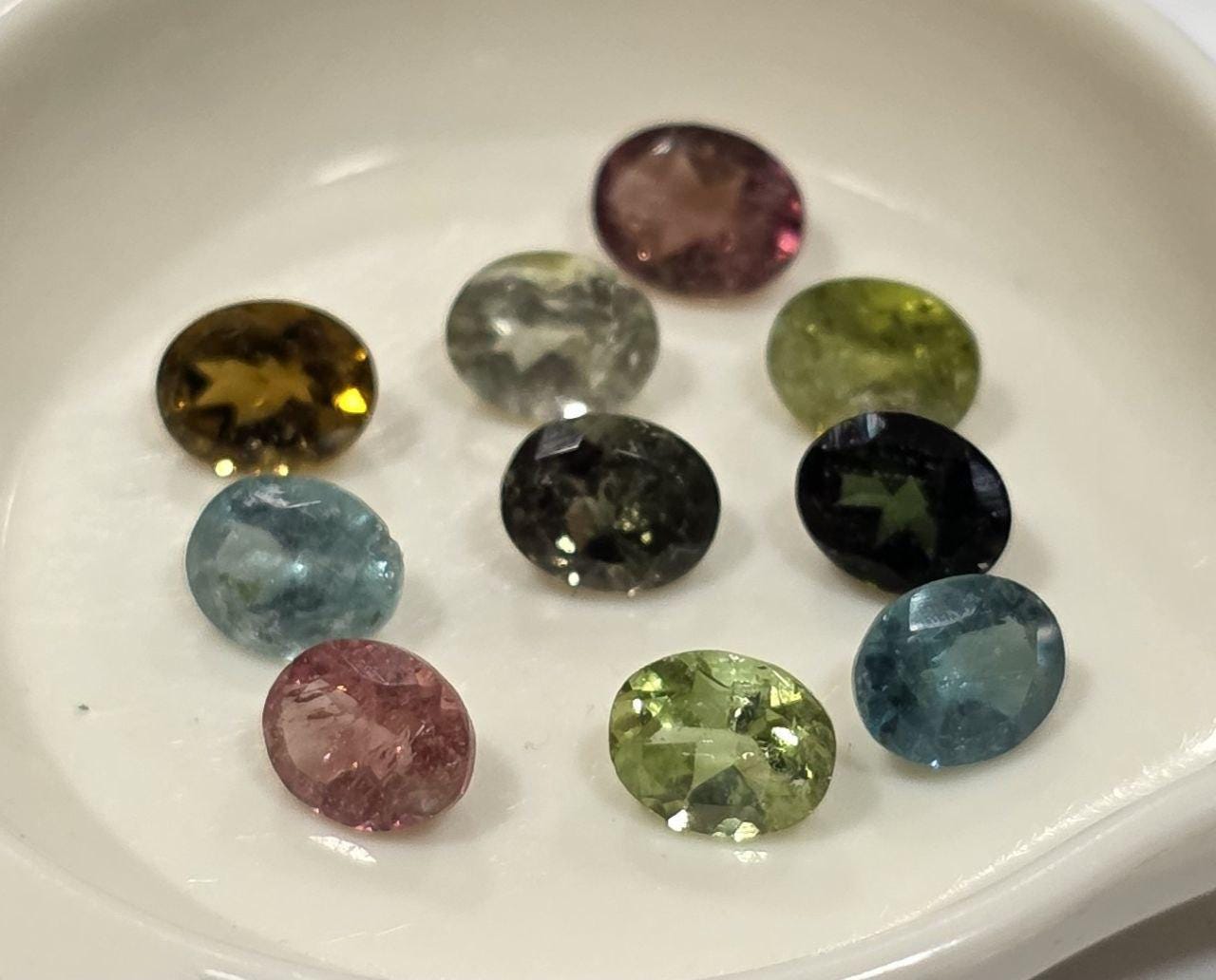 Lot de 10 tourmalines multicolores ovales à facettes de 5 x 4 mm. Pierres précieuses naturelles et authentiques.