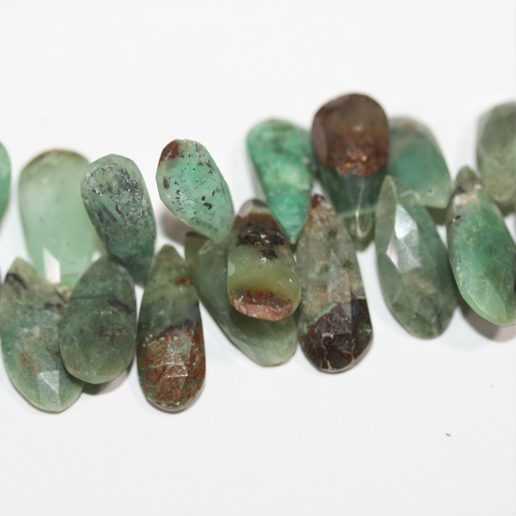 Perles en forme de goutte à facettes de Sainte-Chrysoprase, 8 pouces (16 x 8 mm). Longueur du fil : environ 20 cm.