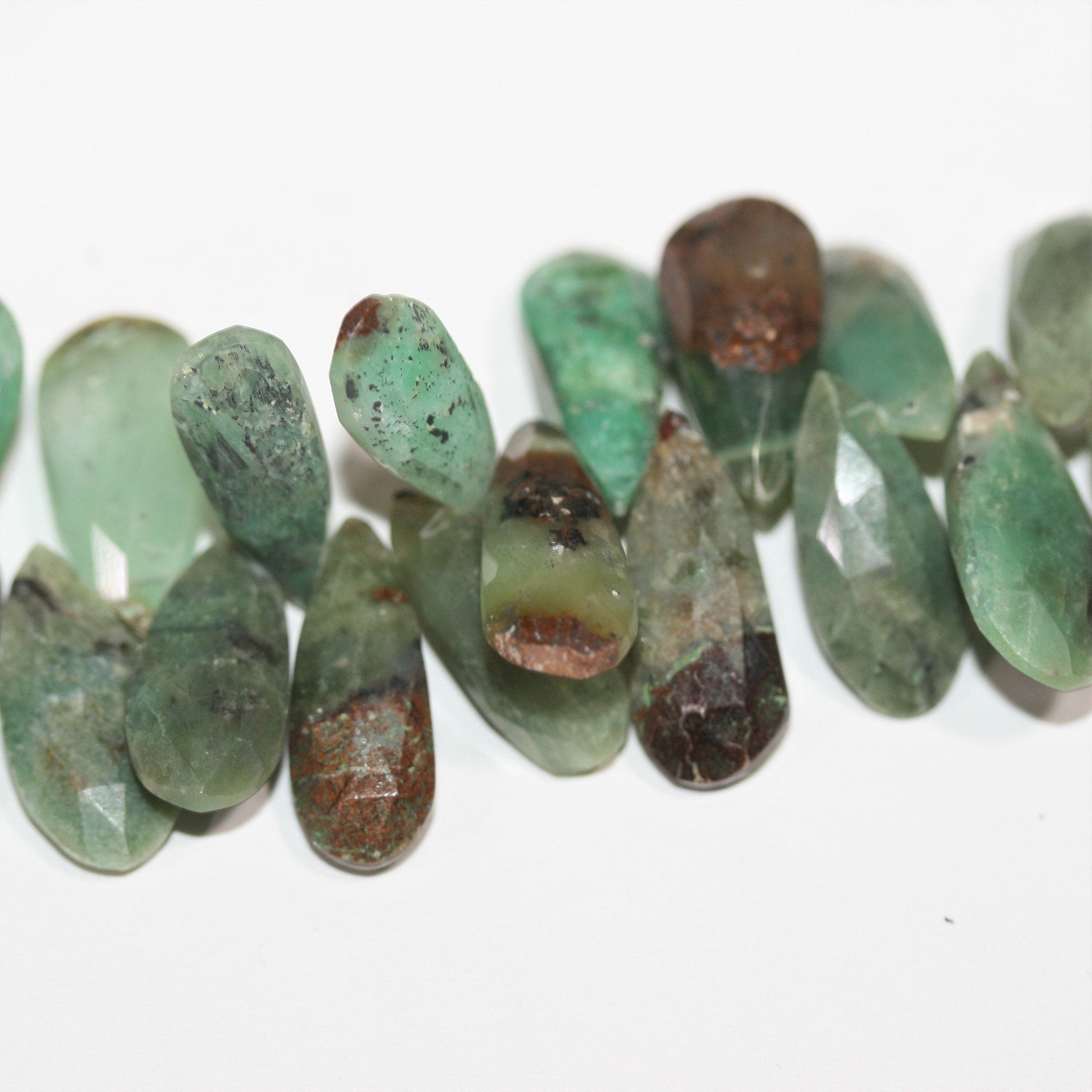 Perles en forme de goutte à facettes de Sainte-Chrysoprase, 8 pouces (16 x 8 mm). Longueur du fil : environ 20 cm.