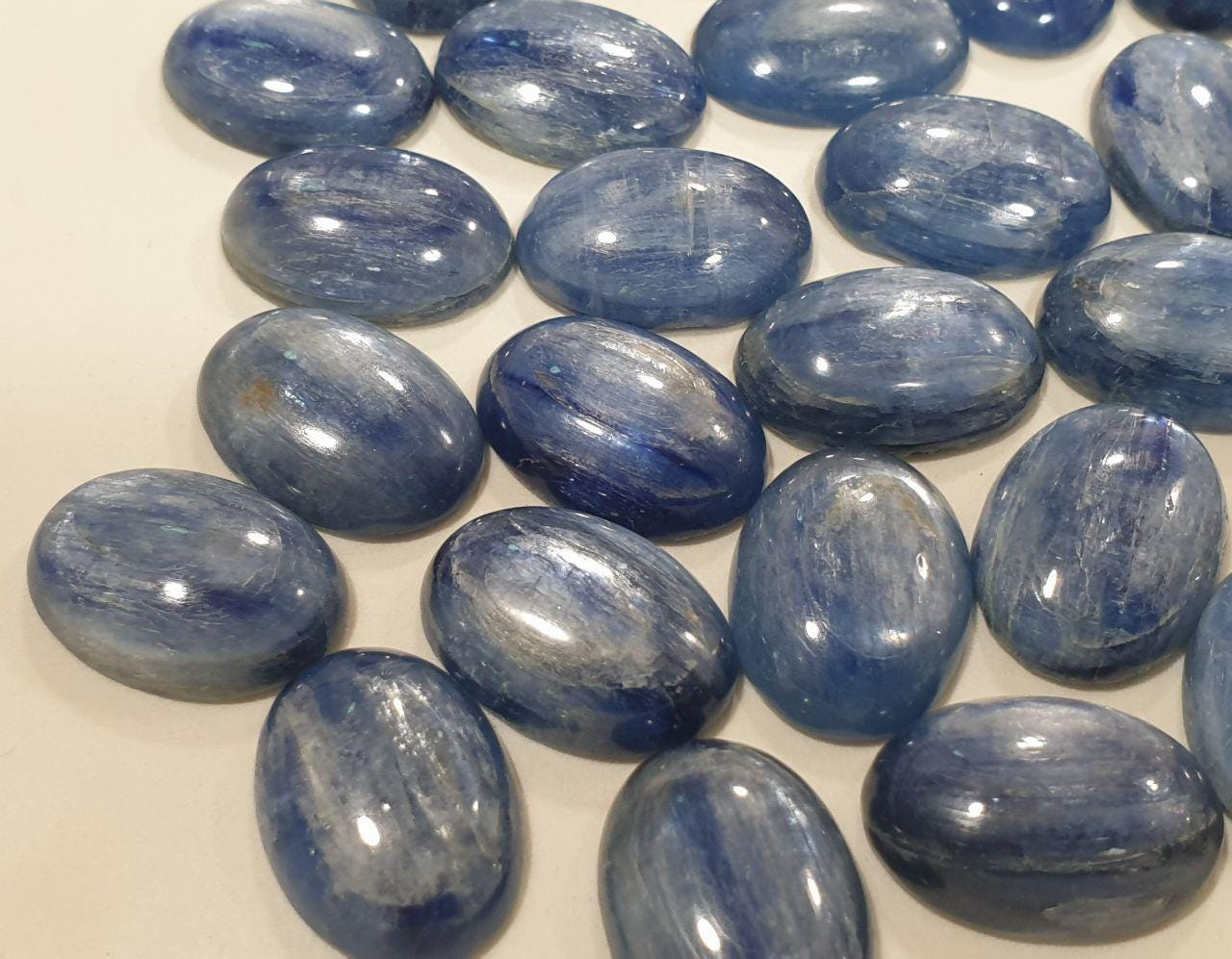 Lote de 4 cabujones ovalados de cianita de 10 x 14 mm. (4 piezas)