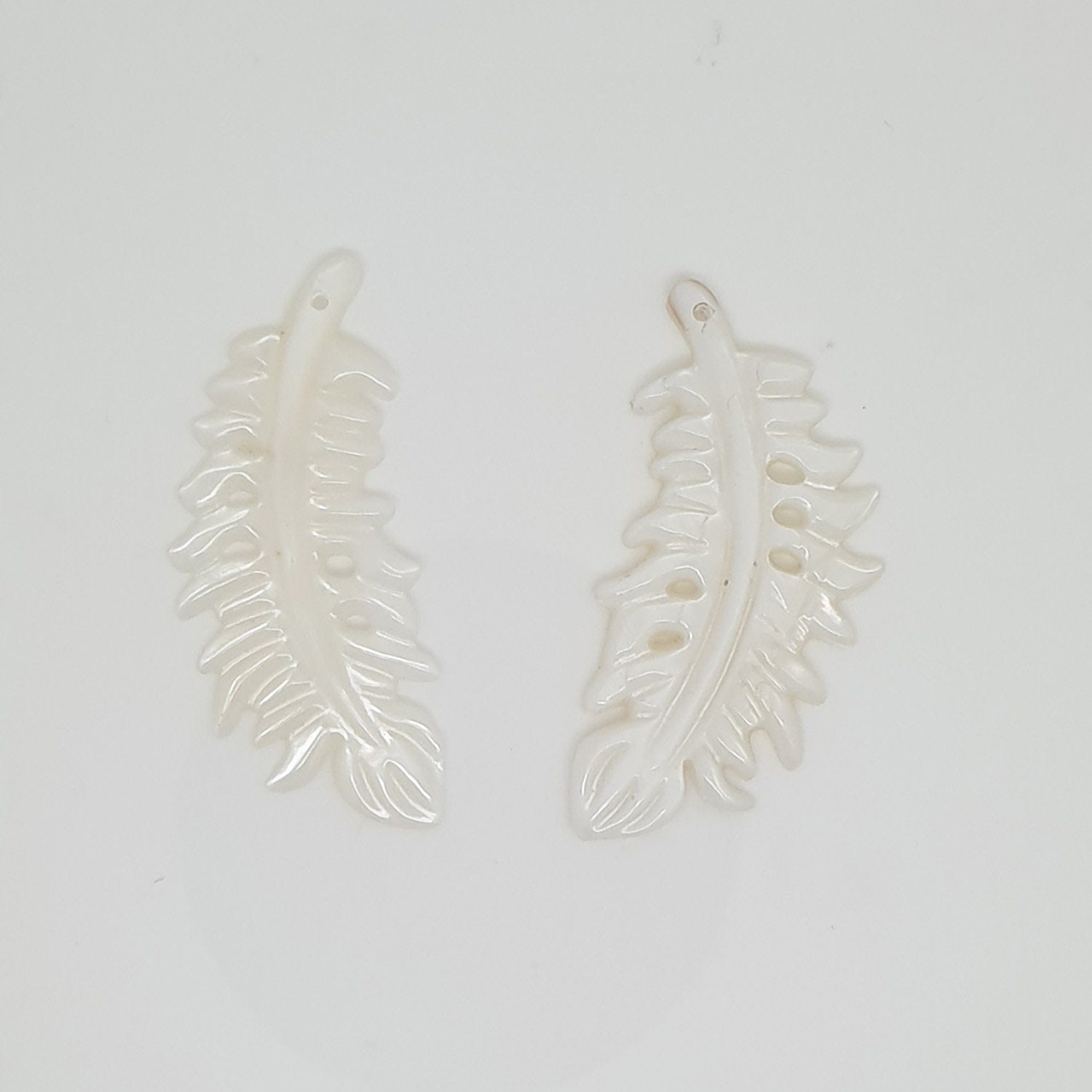 Colgante Hoja MOP 40x18mm. (1 par).