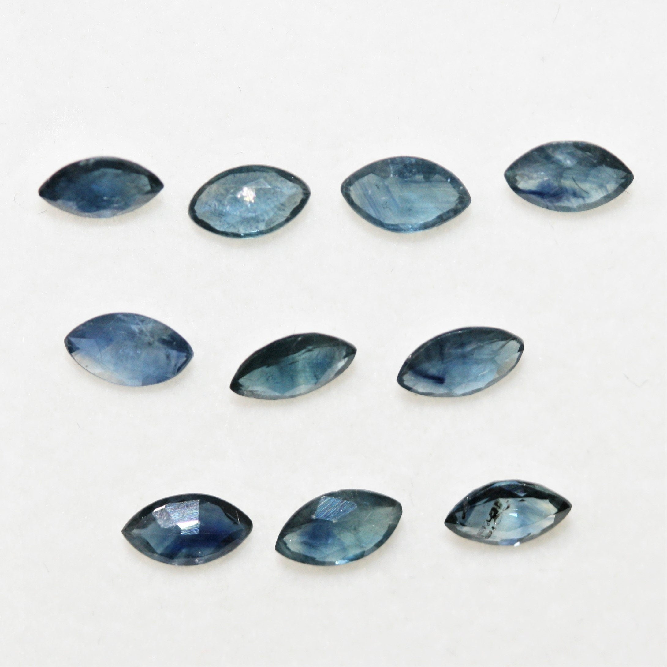 Lot de 10 saphirs facettés en forme de marquise (5 x 3 mm).