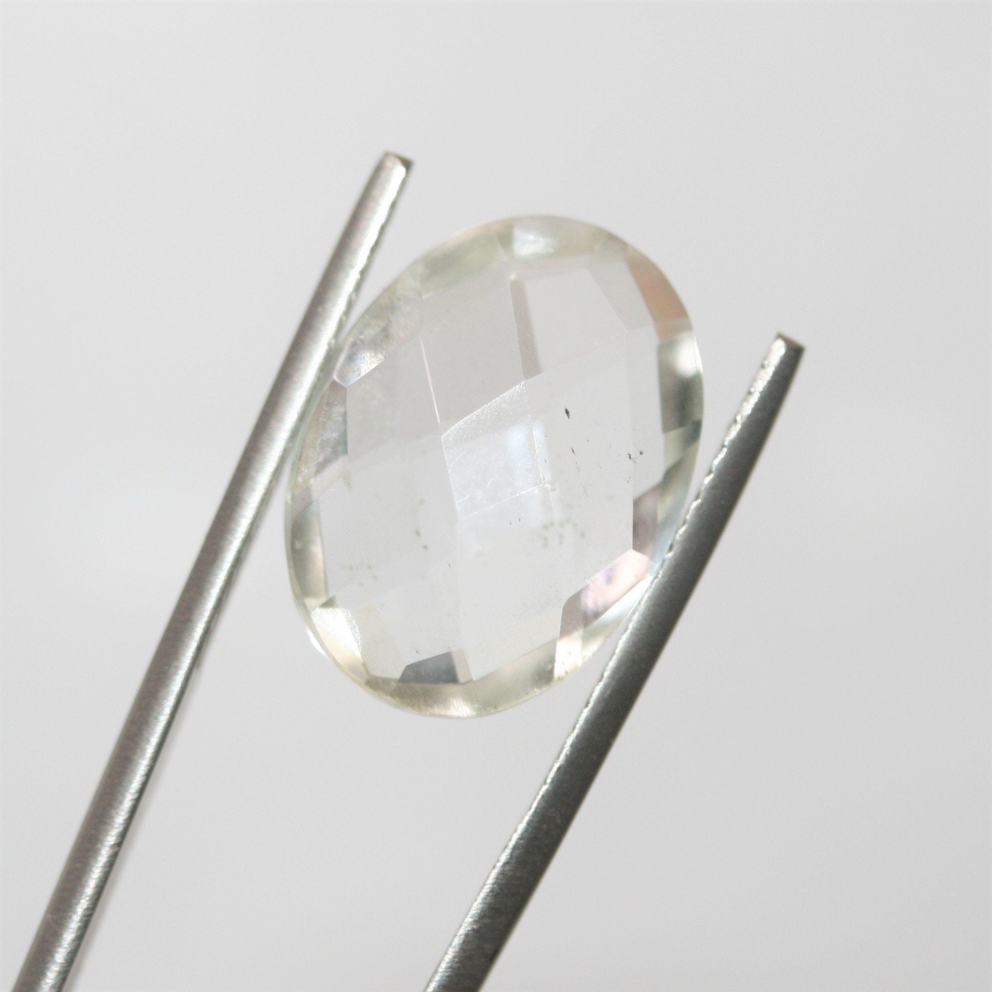 Quartz cristal de roche, taille coussin briolette ovale à facettes, 18 x 13,2 mm (10,65 ct).