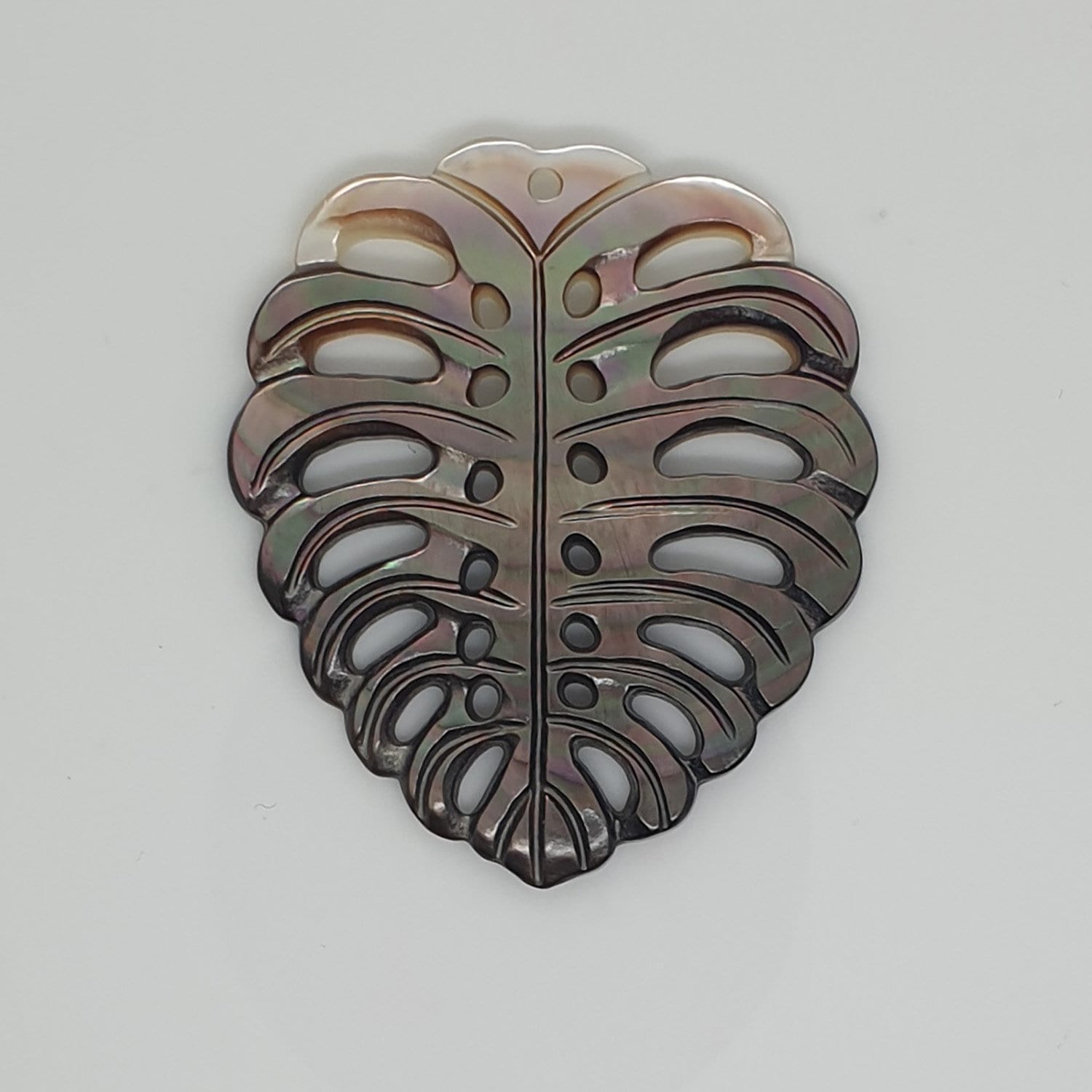 Pendentif feuille en nacre 49x43mm.