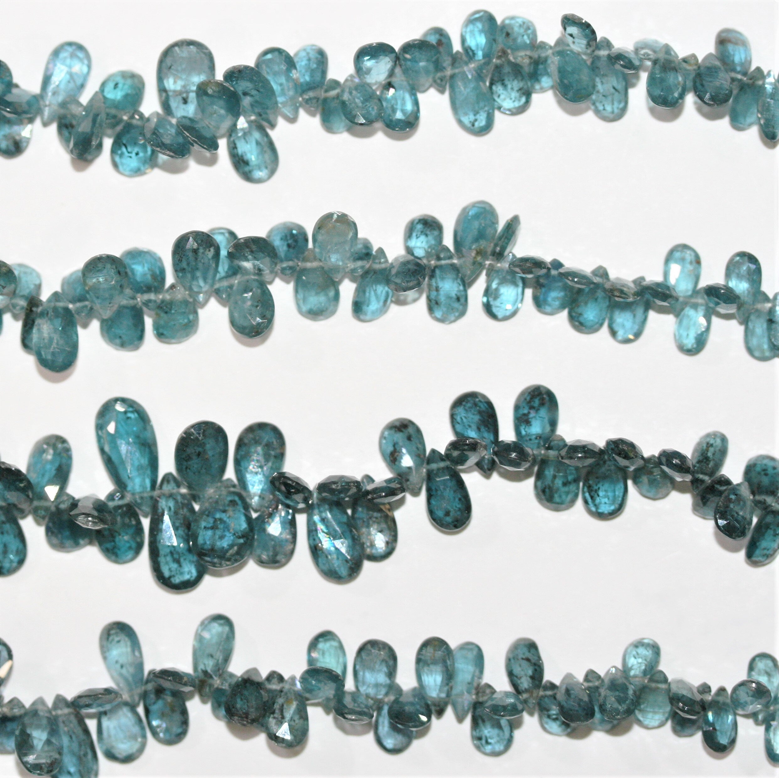 Cuentas de cianita santa facetadas de 7" (8 x 5 mm). Aprox. - Hilo de 19 cm.