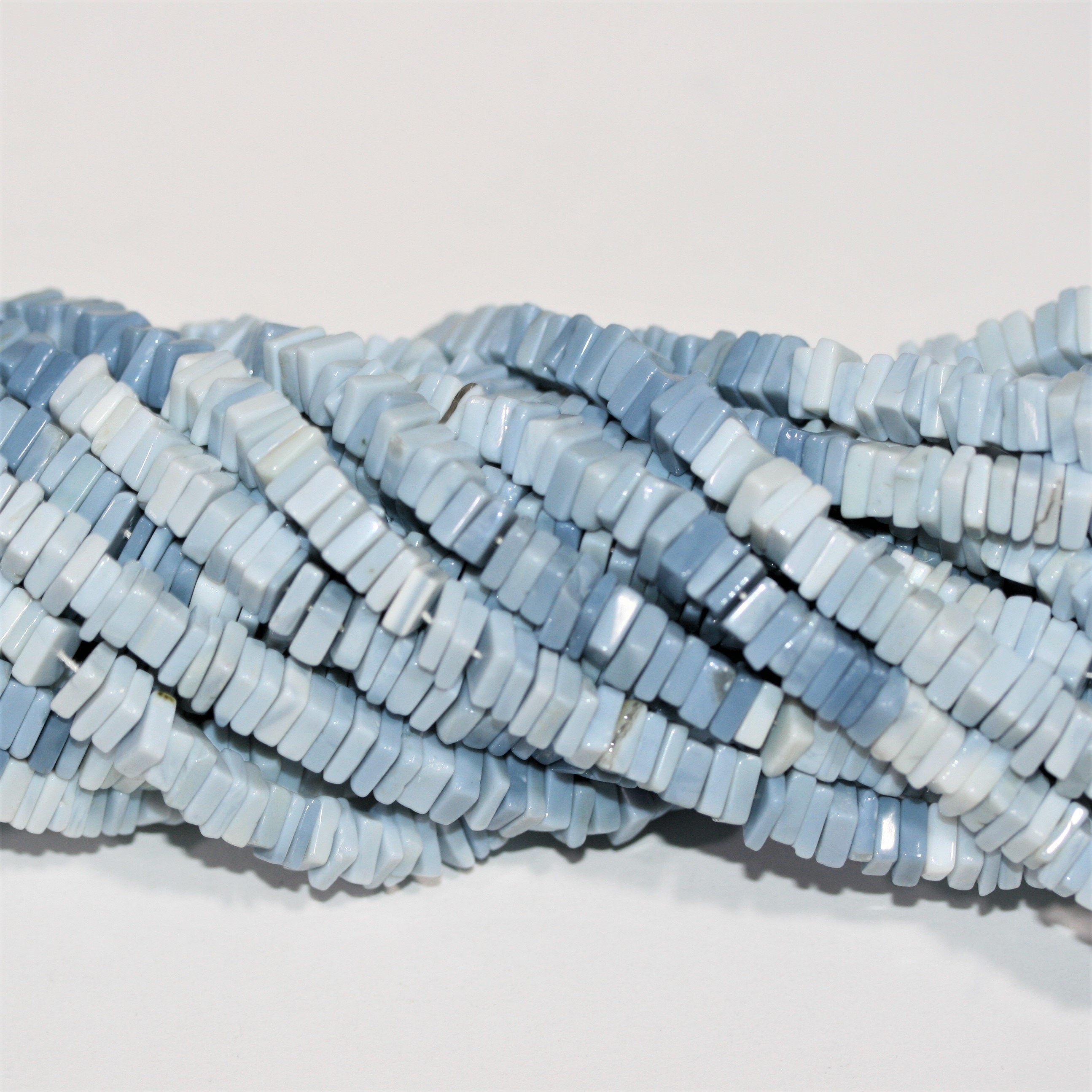 Cuentas cuadradas planas y lisas de ópalo azul St. de 16" de 6 x 2 mm, hilo de 42 cm.