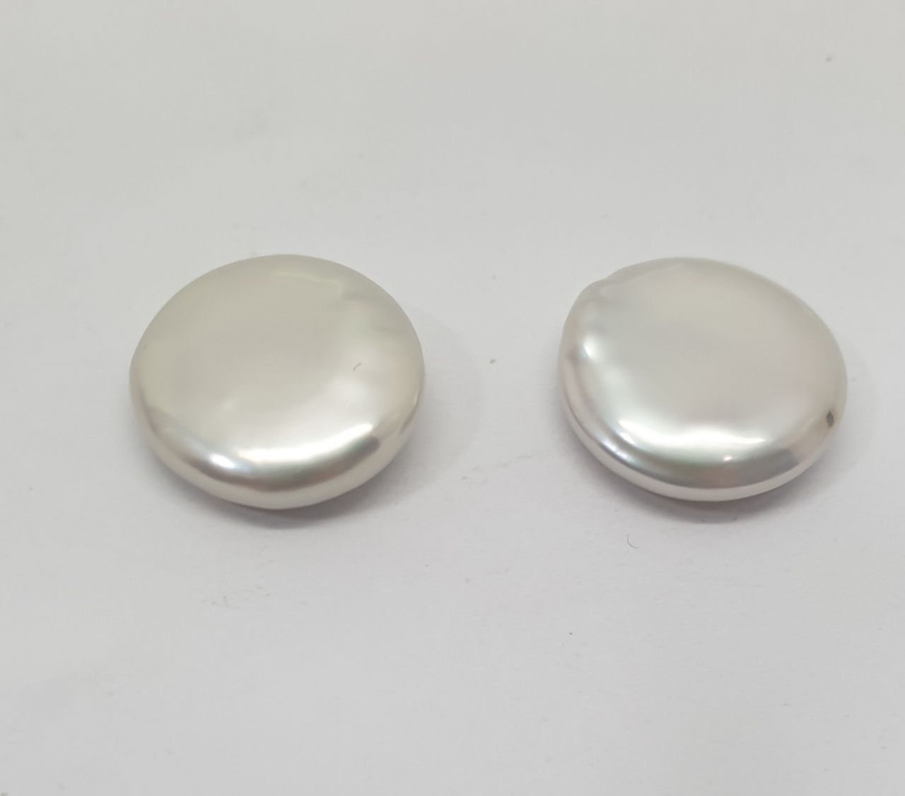 1 par de perlas de agua dulce semiperforadas de 13 mm con forma de moneda. Perla natural de alta calidad. Precio por par. Pendiente de perla semiperforado.