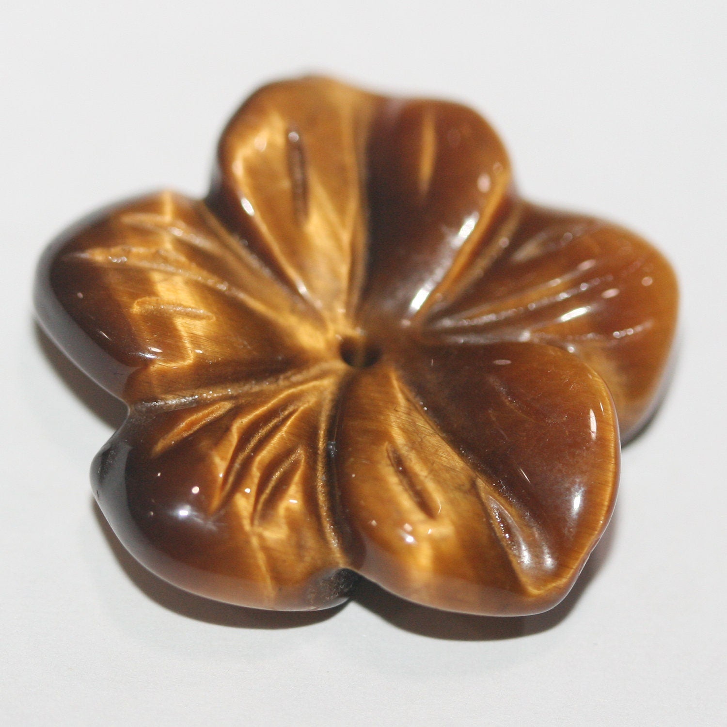 Colgante de flor tallada en ojo de tigre de 25 mm.