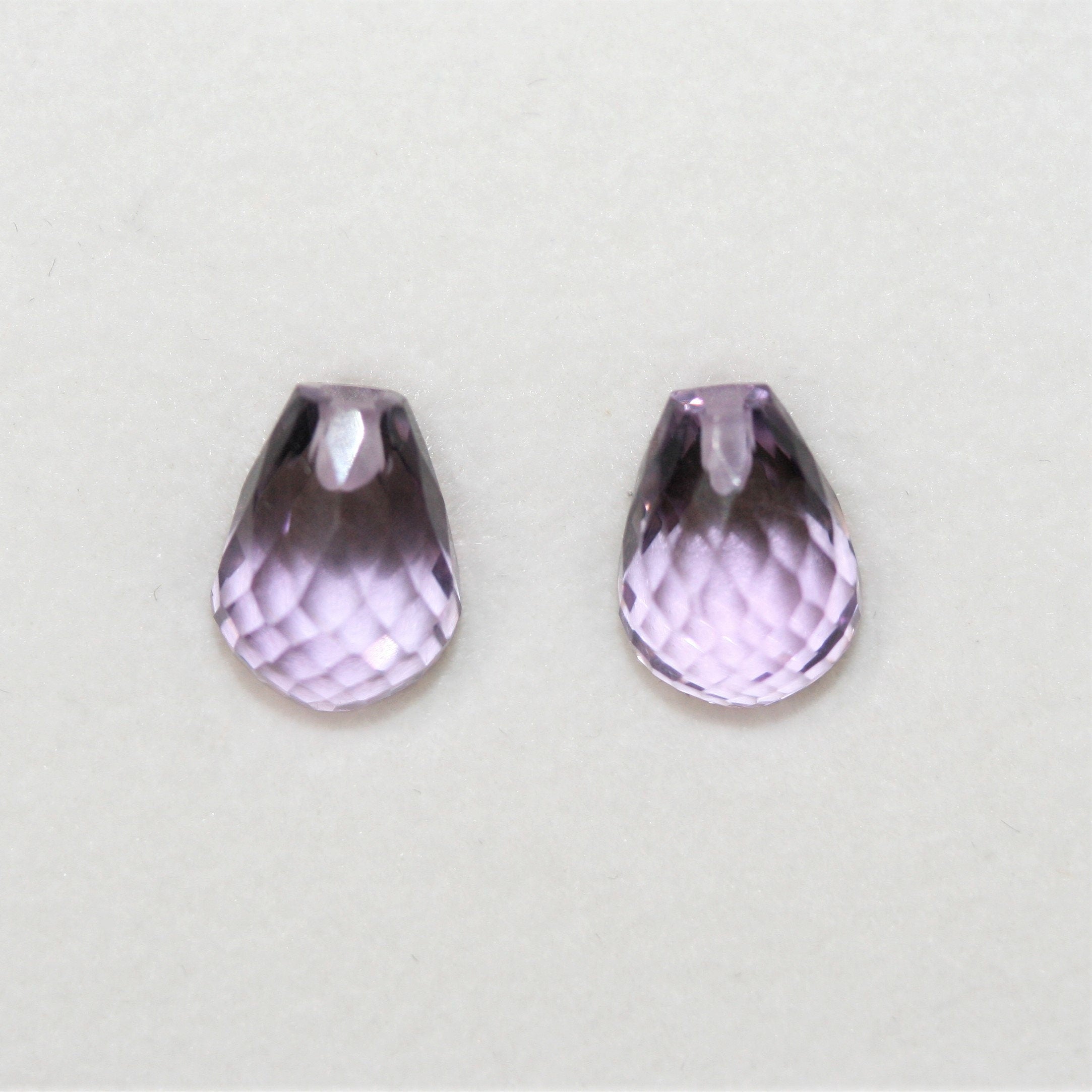 Paire de gouttes d'améthyste à demi-perforées et à facettes, 9x7mm.