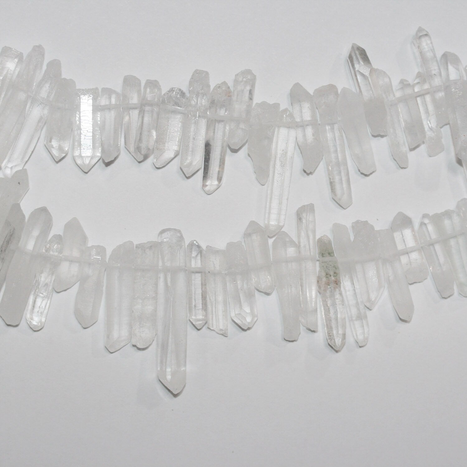 Perlas de cristal de roca de cuarzo sin pulir de 16", 26-35 x 6-7 mm, aprox., hilo de 40 mm.