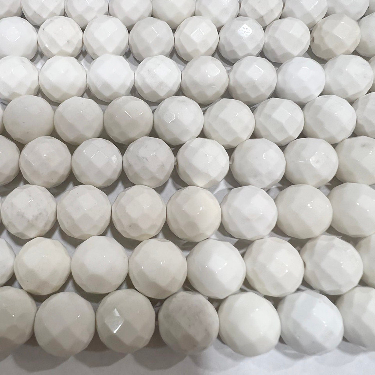 Cuentas redondas facetadas de ágata blanca de 16" (12 mm) - Hilo de 40 cm