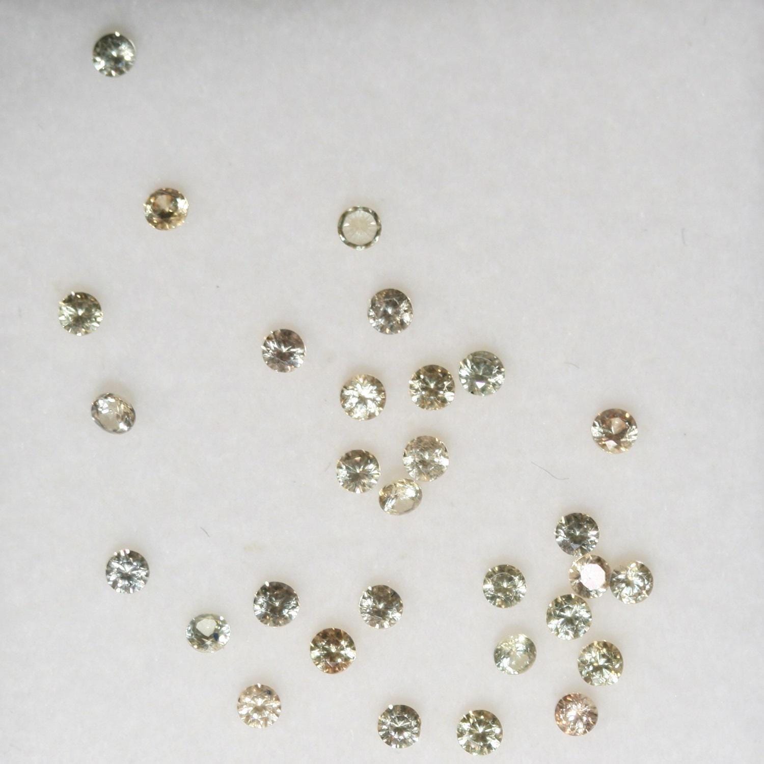 Lote de zafiro amarillo redondo facetado de 2 mm. Aprox. 1 quilate.