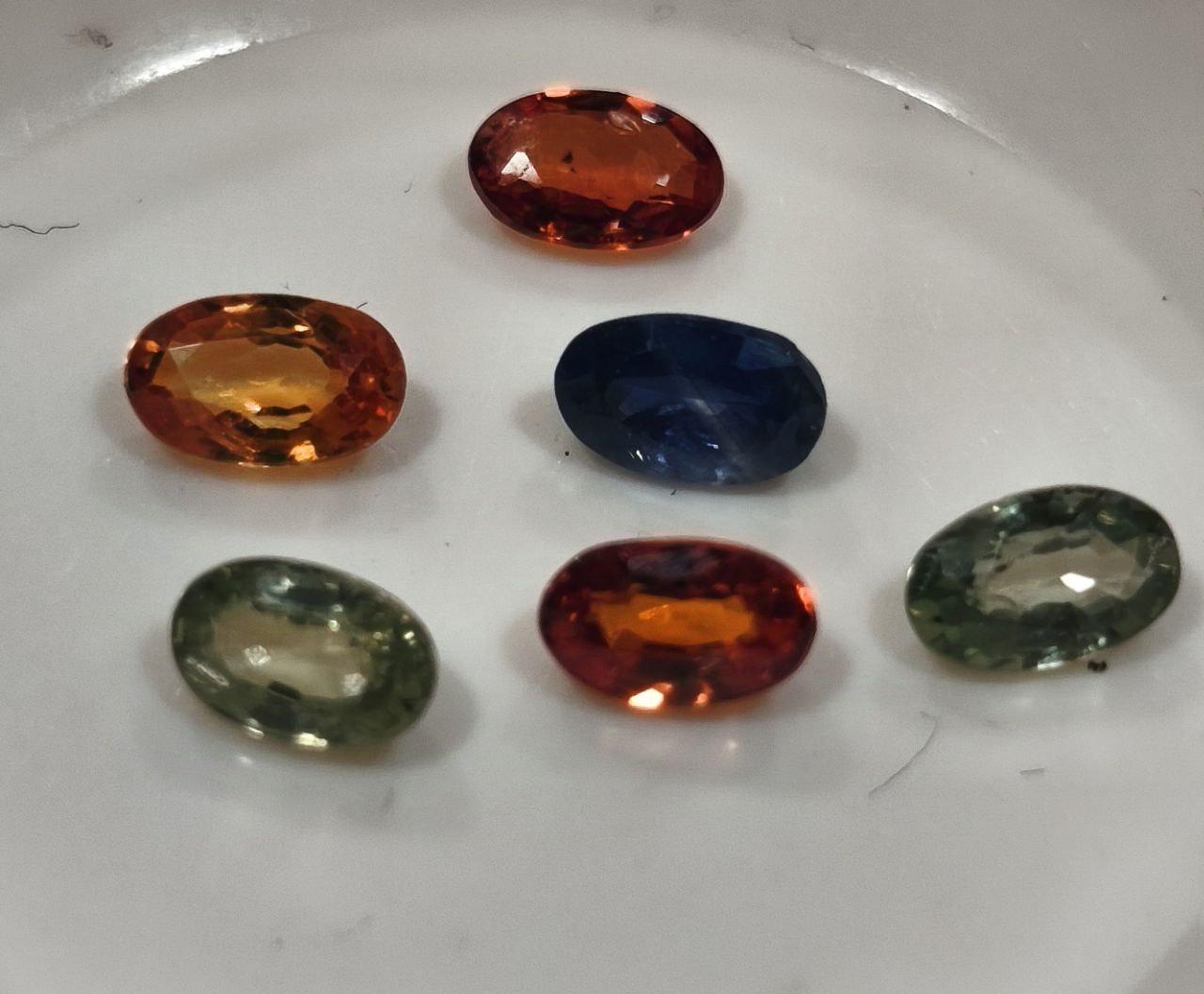 Lote de 6 zafiros multiformatos naturales ovalados de 5 x 3 mm (azul, rojo, amarillo y verde). Piedras de alta calidad.
