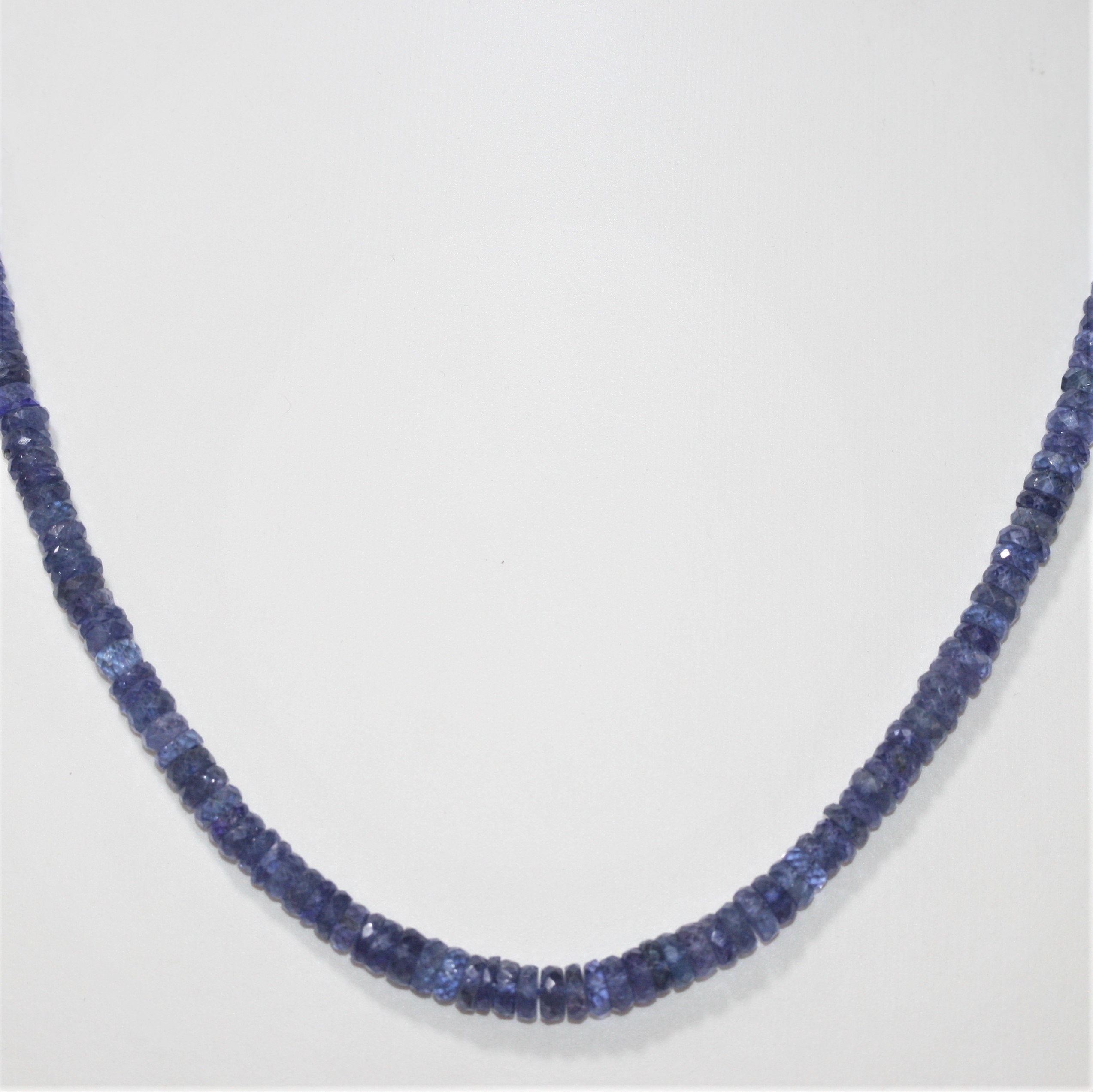 Collar de tanzanita facetada y graduada (4 x 2-6 x 3 mm, aprox.)