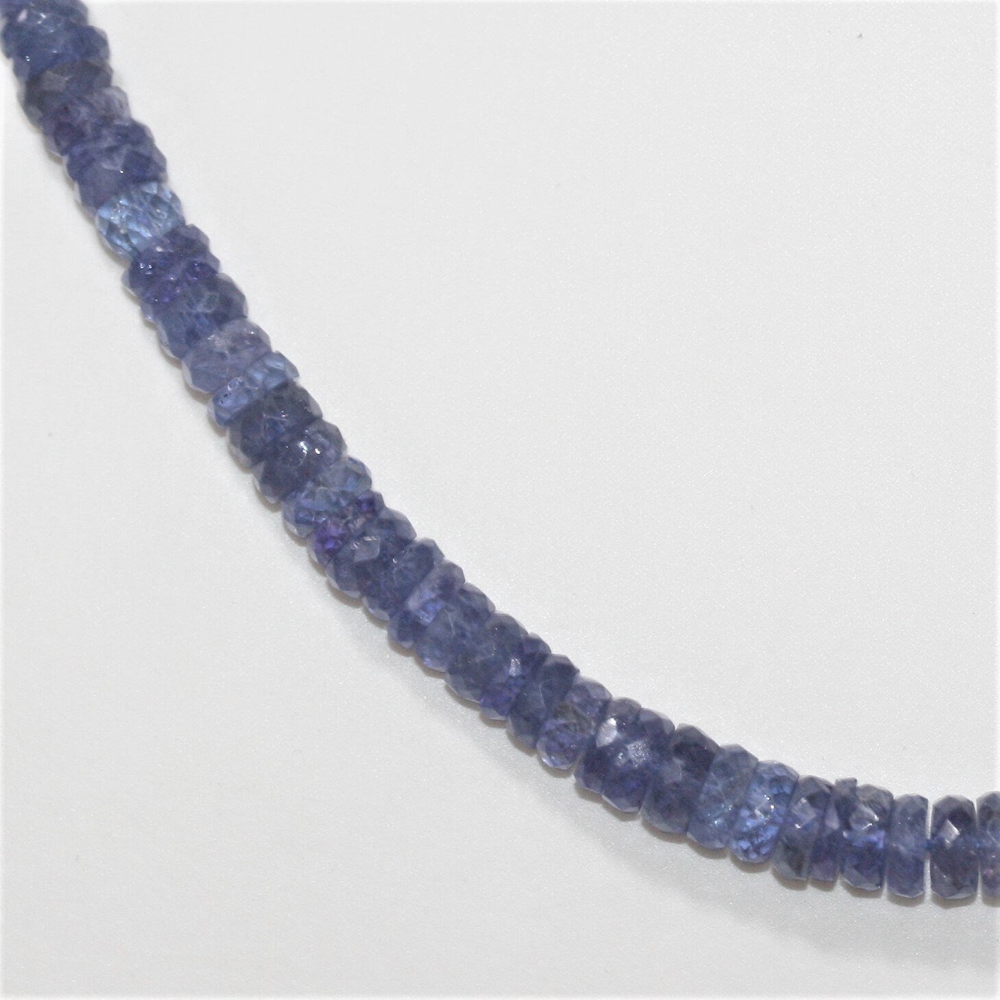 Collar de tanzanita facetada y graduada (4 x 2-6 x 3 mm, aprox.)