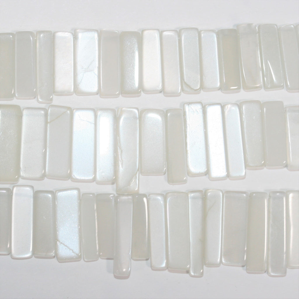 Perles rectangulaires lisses en pierre de lune de 8 pouces (17 x 5 mm). Longueur du fil : environ 21 cm.