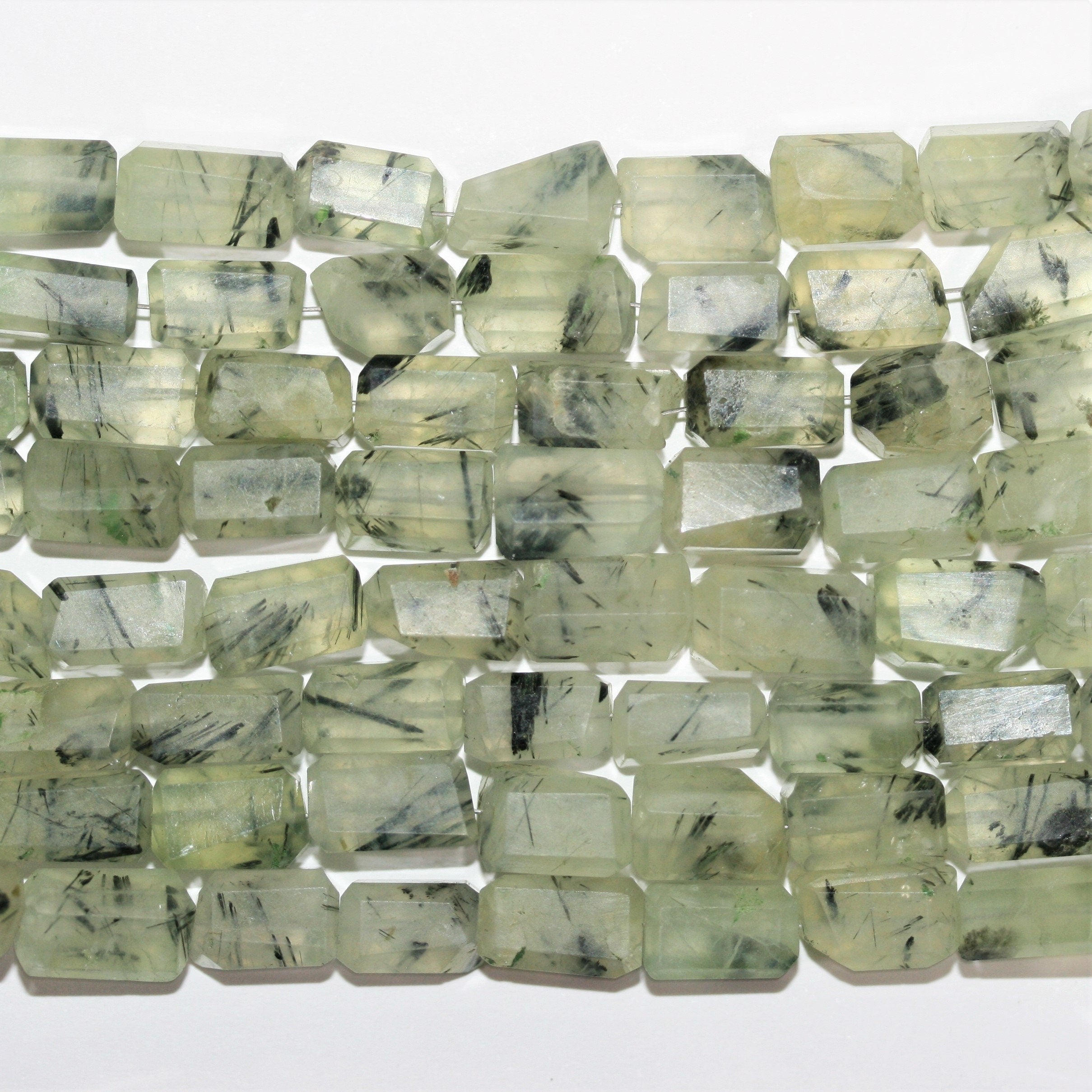 Cuentas de prisma facetadas de St Prehnite de 16" de 10 x 6 mm. Aprox. - Hilo de 42 cm.