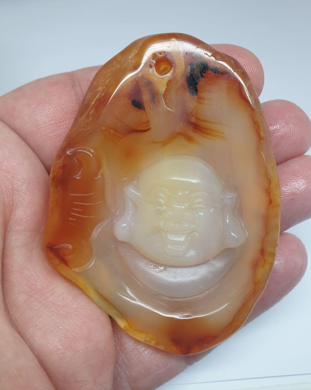 Colgante grande de Buda tallado en ágata cornalina. Talla de piedra preciosa. Pieza única de 74 x 53 mm.