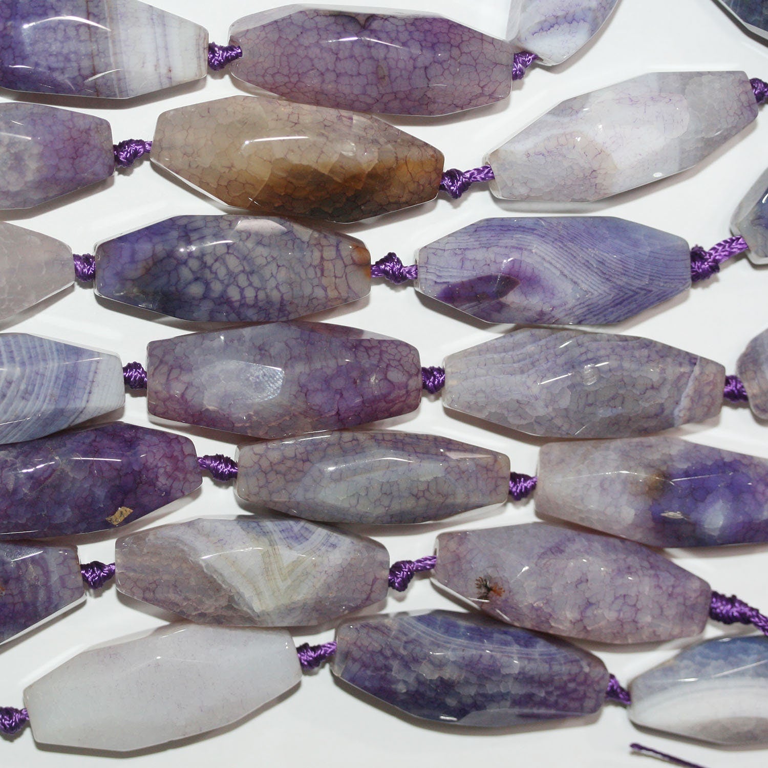 Perles cylindriques à facettes en agate violette St, 40 x 15 mm environ. Longueur du fil : 40 cm.