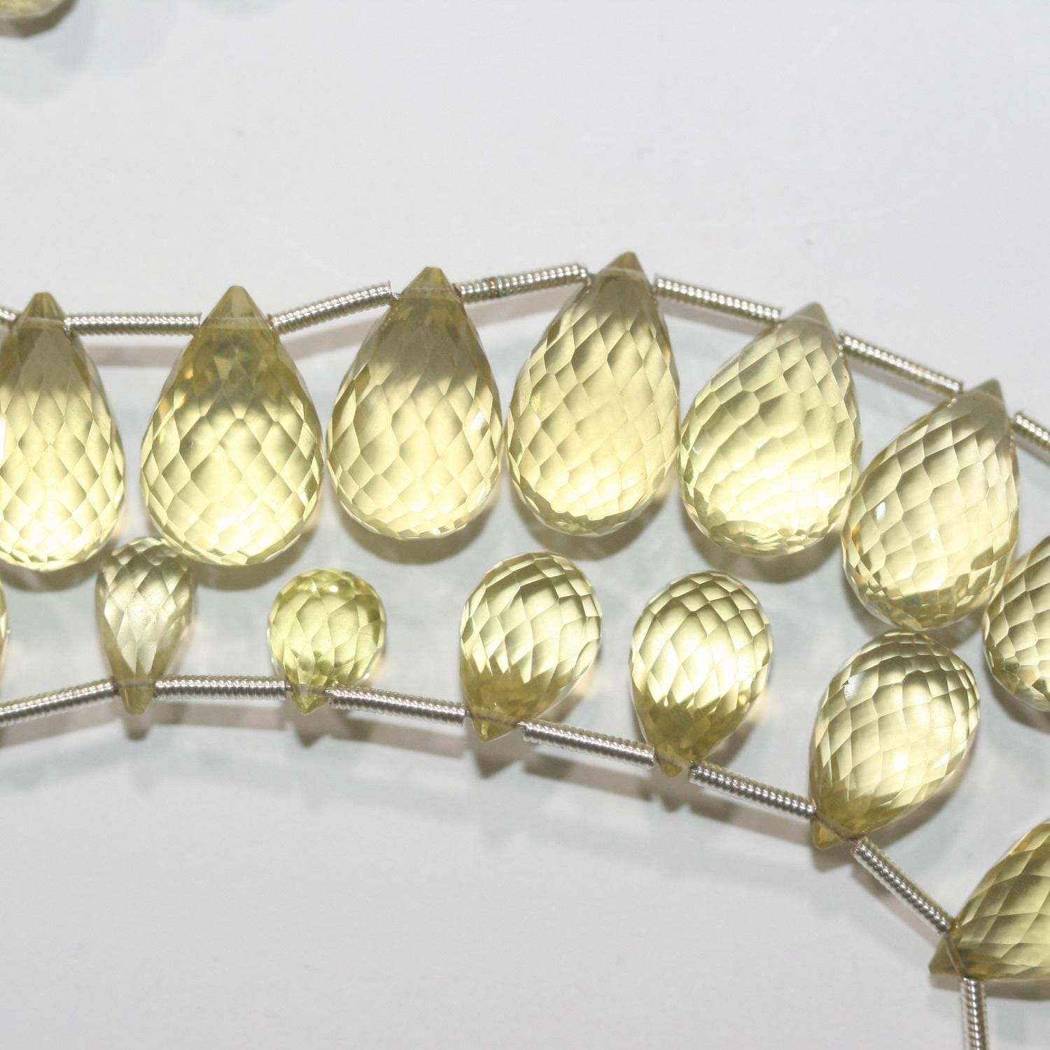 Perles en quartz citron St facettées en forme de goutte, dégradées, 16 x 9 mm - 10 x 5 mm. Longueur approximative : 22 cm. Réf. 14942