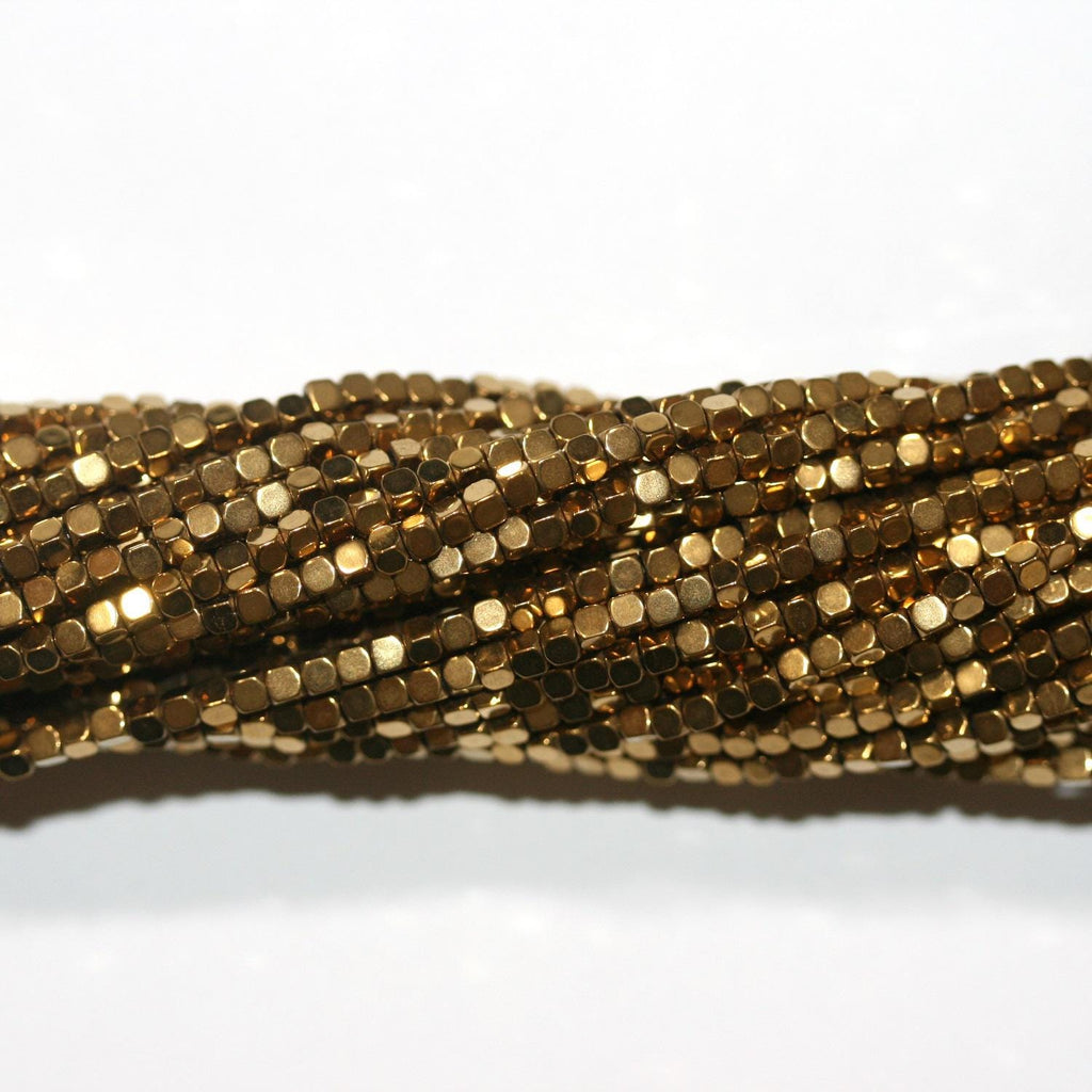 Perles cubiques à facettes en hématite dorée, 15 pouces, 2 mm - Fil de 39 cm