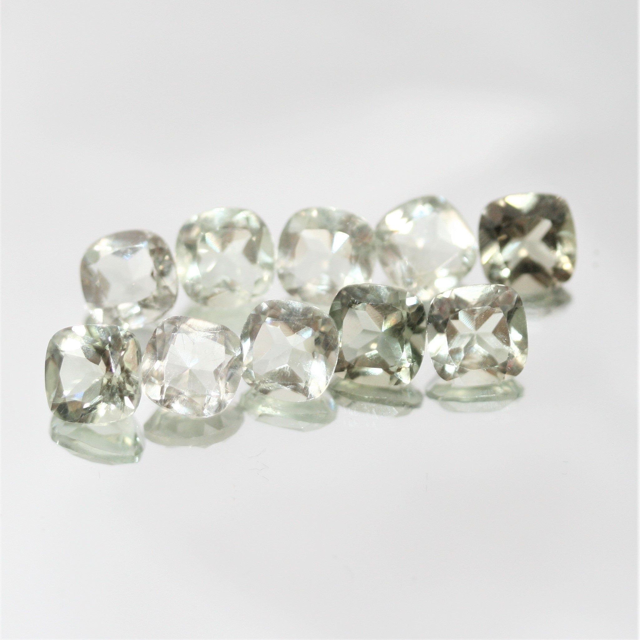 Lot de 10 pierres carrées à facettes de prasiolite de 7 mm.