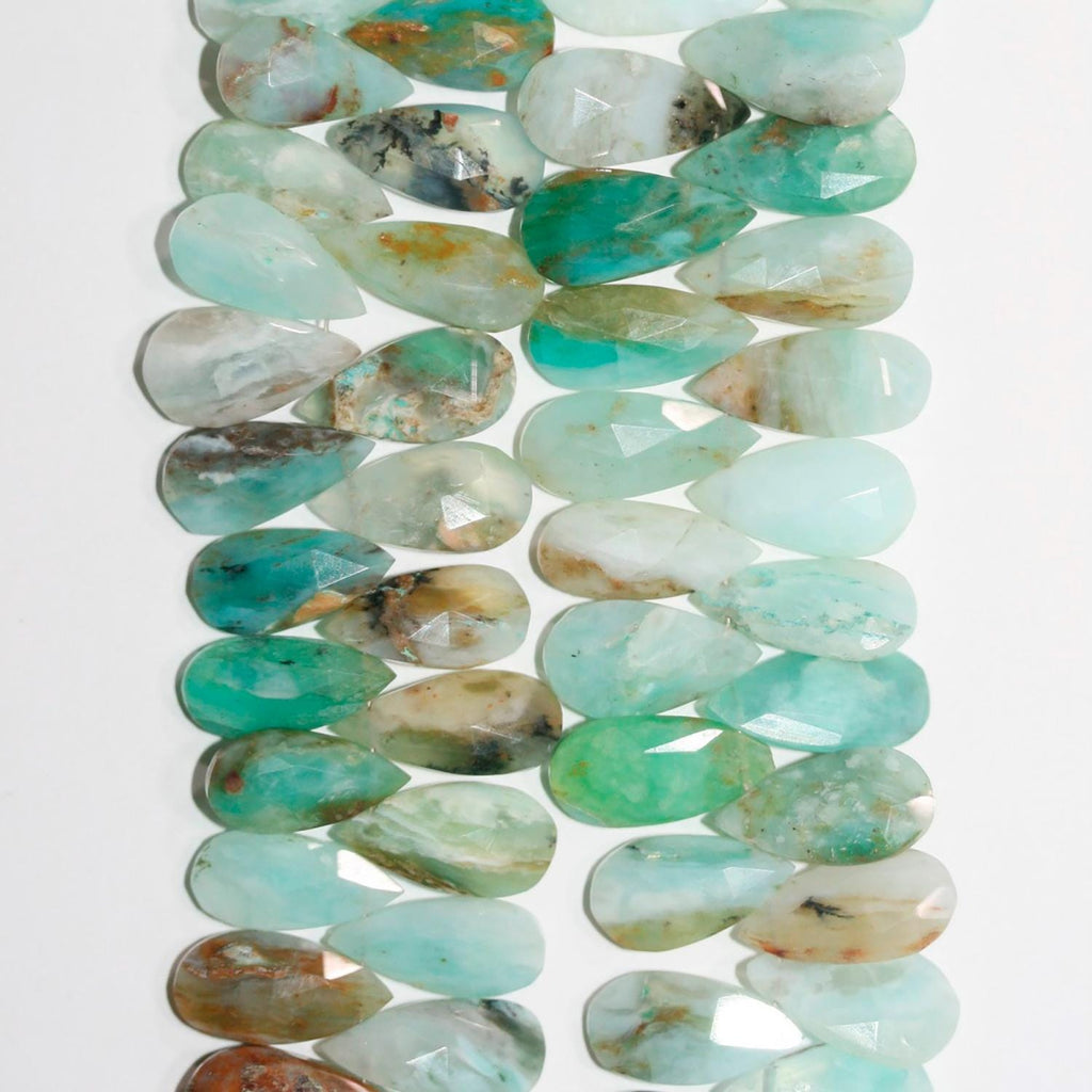 Perles péruviennes à facettes en forme de goutte, 22 x 8 mm environ. Longueur du fil : 21 cm.