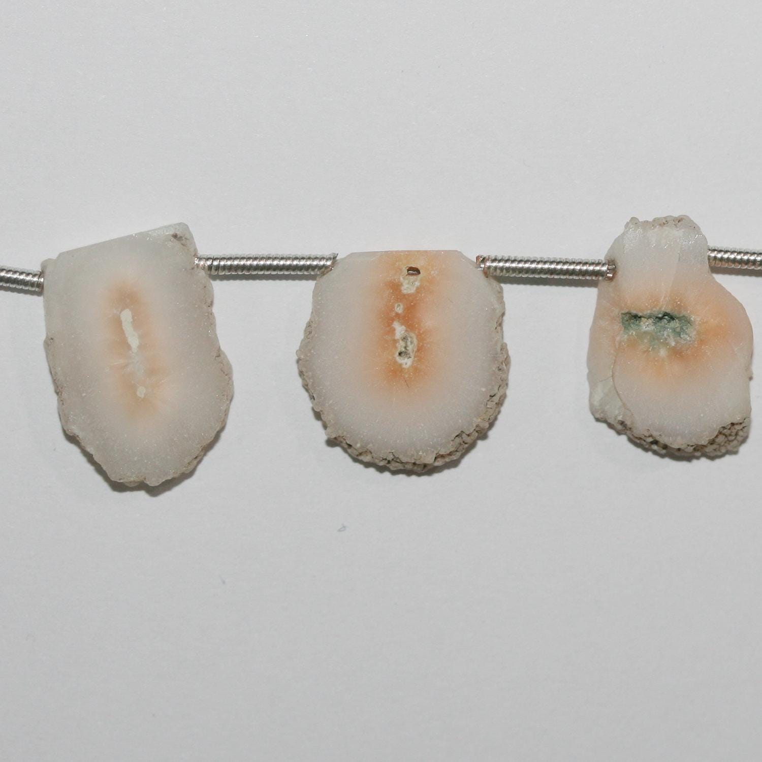 Cuentas redondas planas irregulares de cuarzo solar de 8" (10-20 mm, aprox. - Hilo de 20 cm)