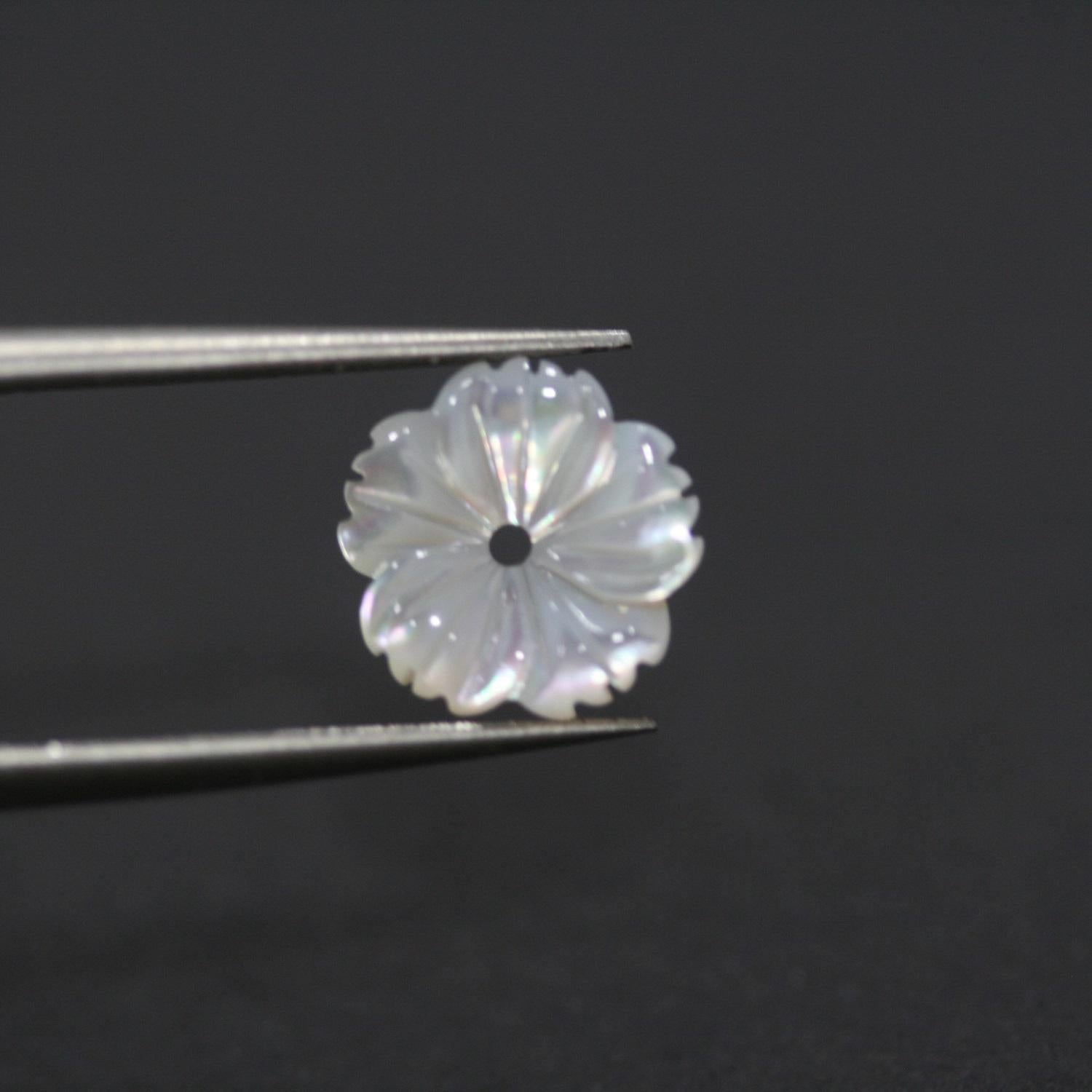 Pendentif en nacre sculptée en forme de fleur, 10 mm (5 paires). Réf. 14826