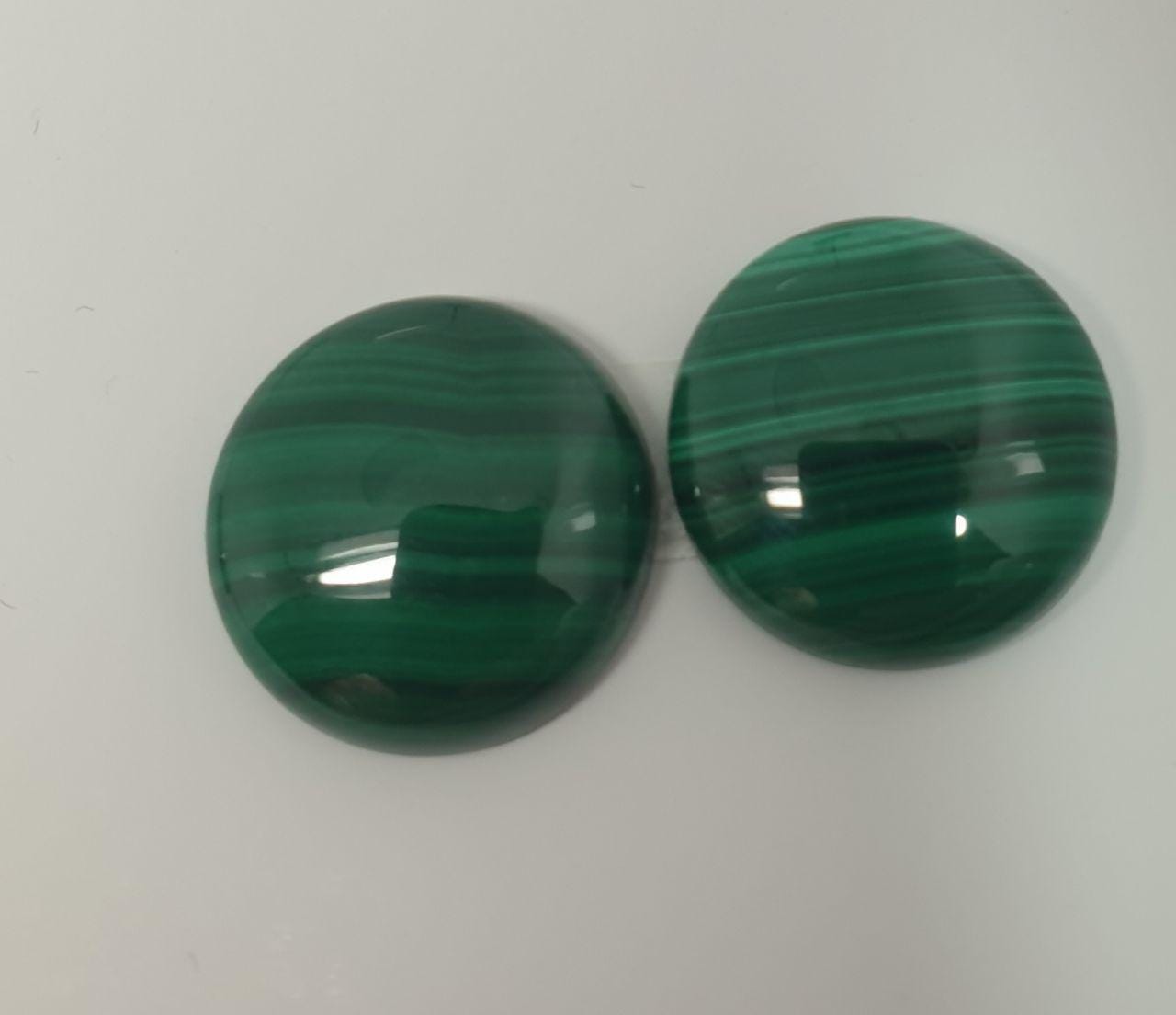 Lote de 2 cabujones redondos de malaquita de 20 mm (2 unidades). Malaquita genuina natural sin tratar.