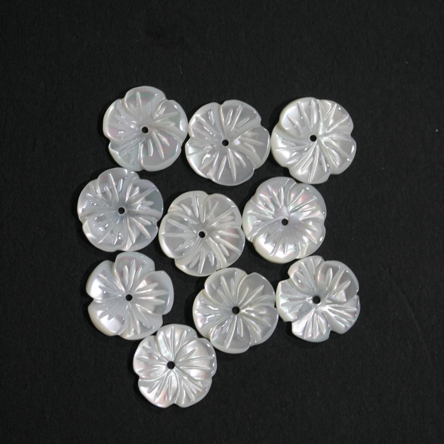 Pendentif en nacre sculptée en forme de fleur, 12 mm (5 paires). Réf. 14832