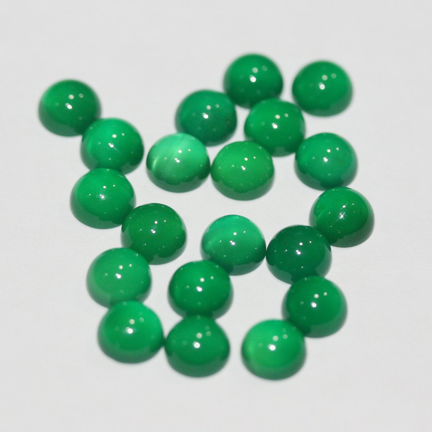Lote de 20 cabujones redondos de ágata verde de 6 mm. (20 uds.).