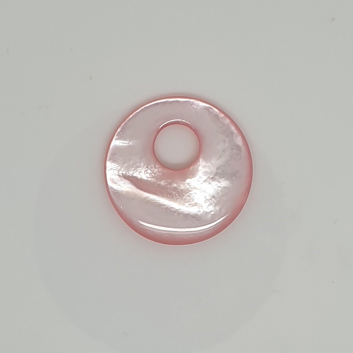 Pendentif rond lisse en nacre rose 24 mm