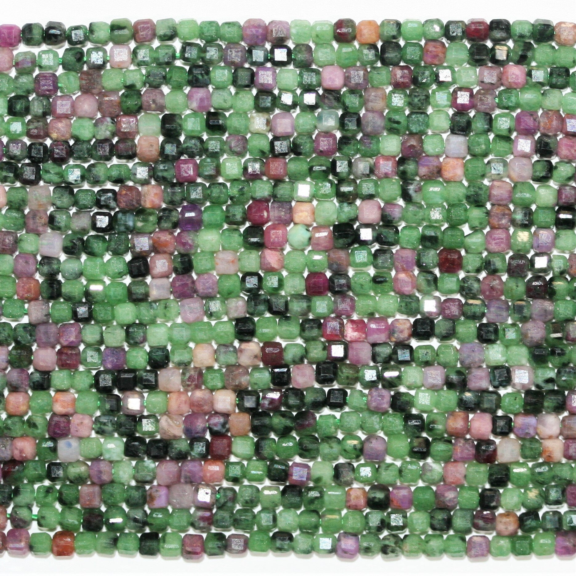 Perles cubiques à facettes en zoïsite rubis St de 15 pouces, 2 mm, brin de 39 cm.